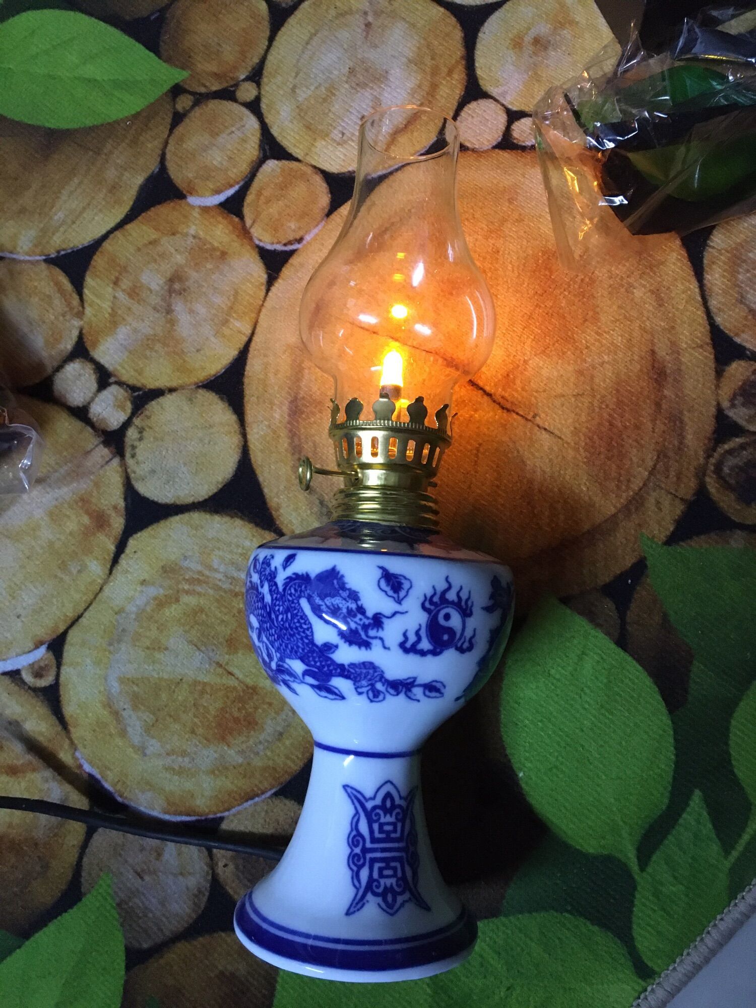 Đèn thờ dầu dùng điện men lam gốm Bát Tràng