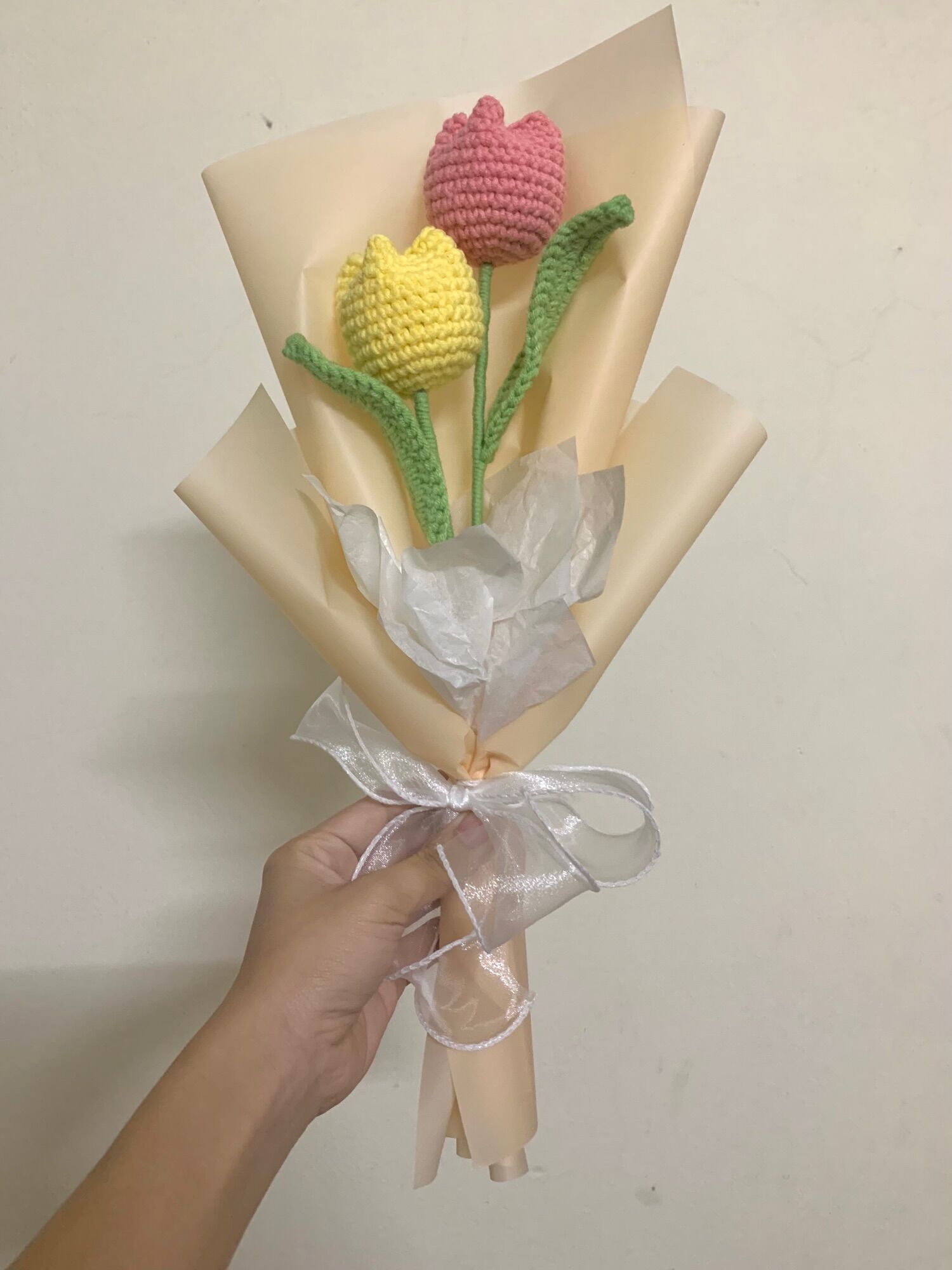 Bó hoa tulip len móc