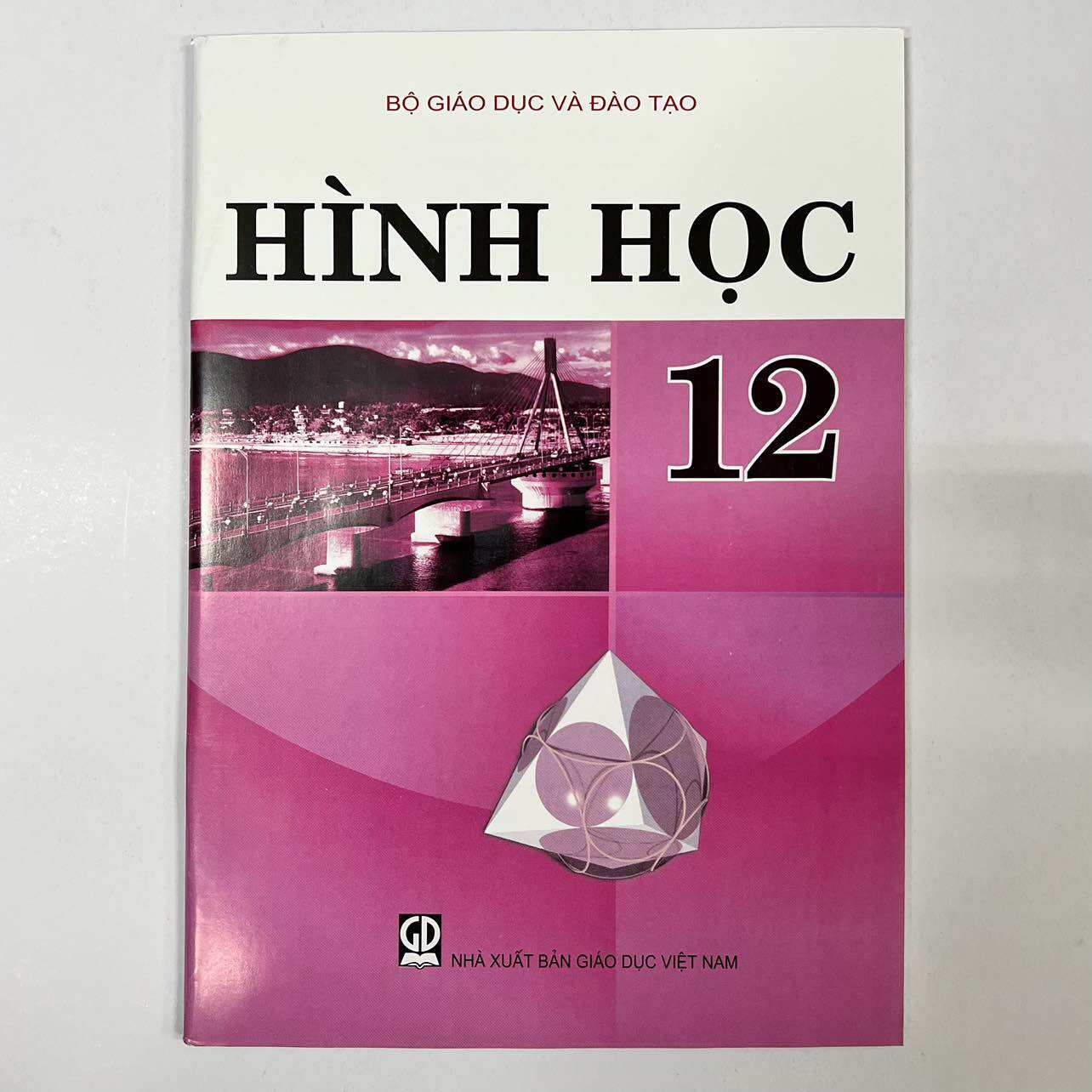 Sách giáo khoa Hình Học 12.