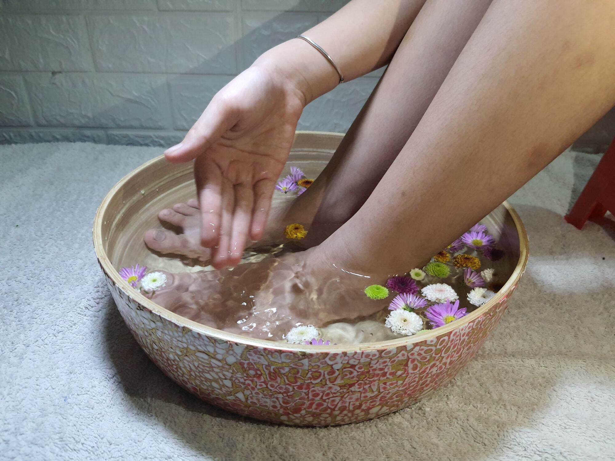 Chậu ngâm chân bằng tre dùng cho Spa (Đỏ-Vân đá). kích thước 30*12cm, dung tích 6 lít