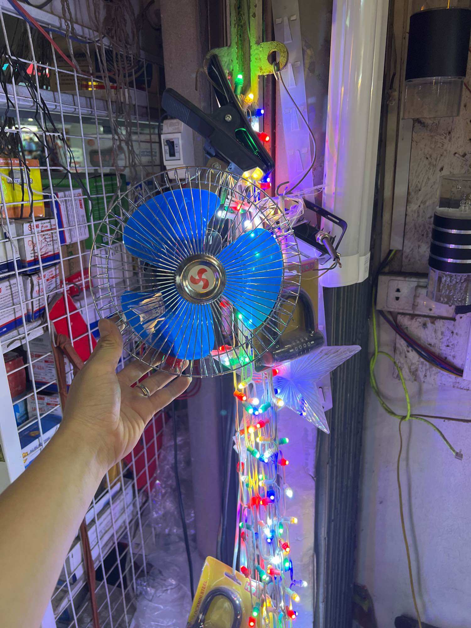Quạt kẹp lồng sắt 10in 3 cánh 24v