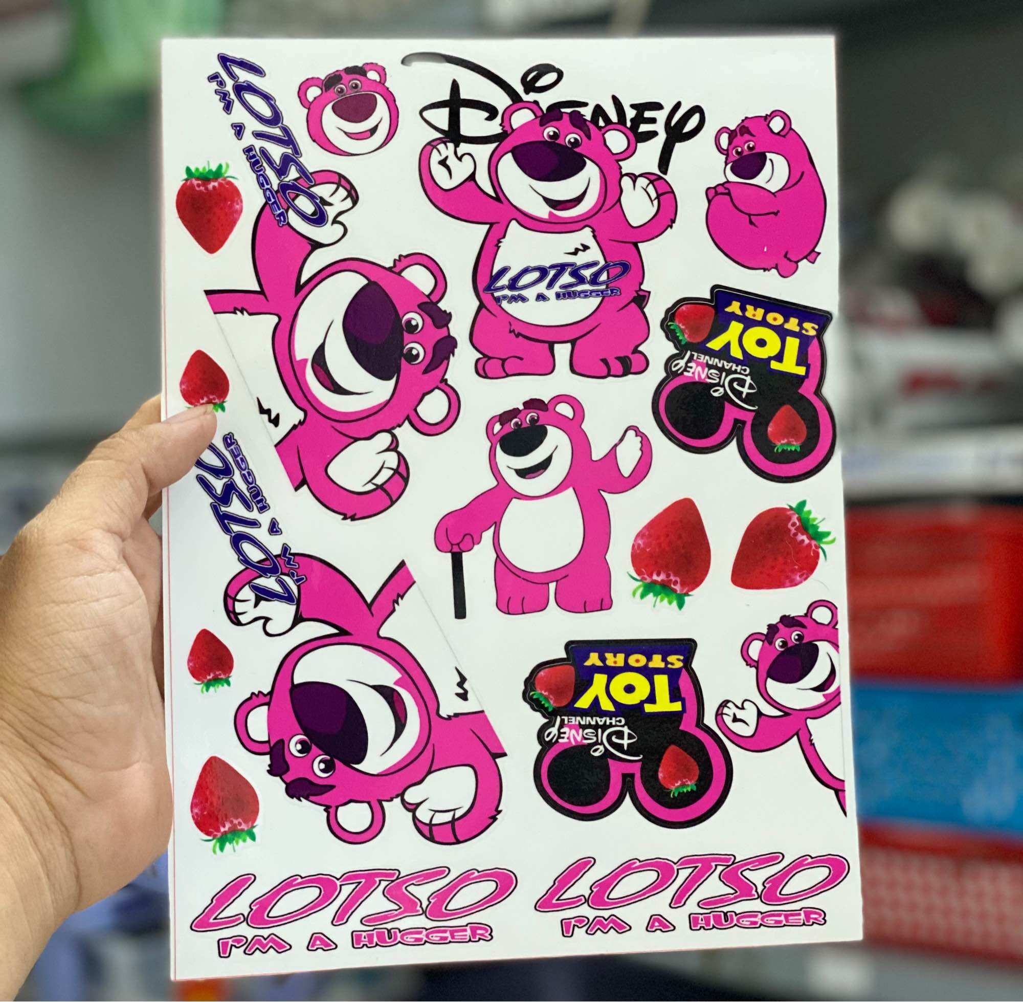 Logo sticker gấu dâu kích thước 18x25cm