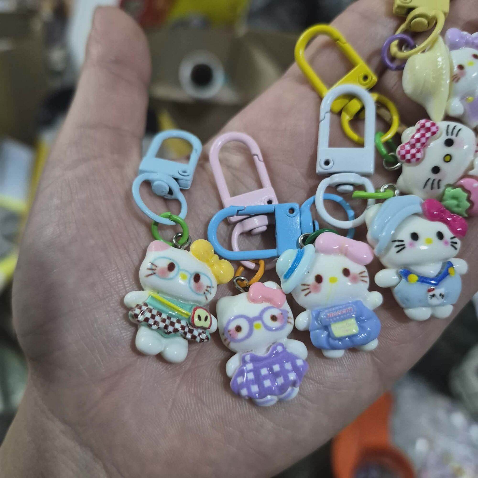 Combo 10 túi mù móc khóa Hello Kitty mini mix ngẫu nhiên | Màu sắc đa dạng, thiết kế đáng yêu, phù hợp làm phụ kiện túi xách hoặc chìa khóa.