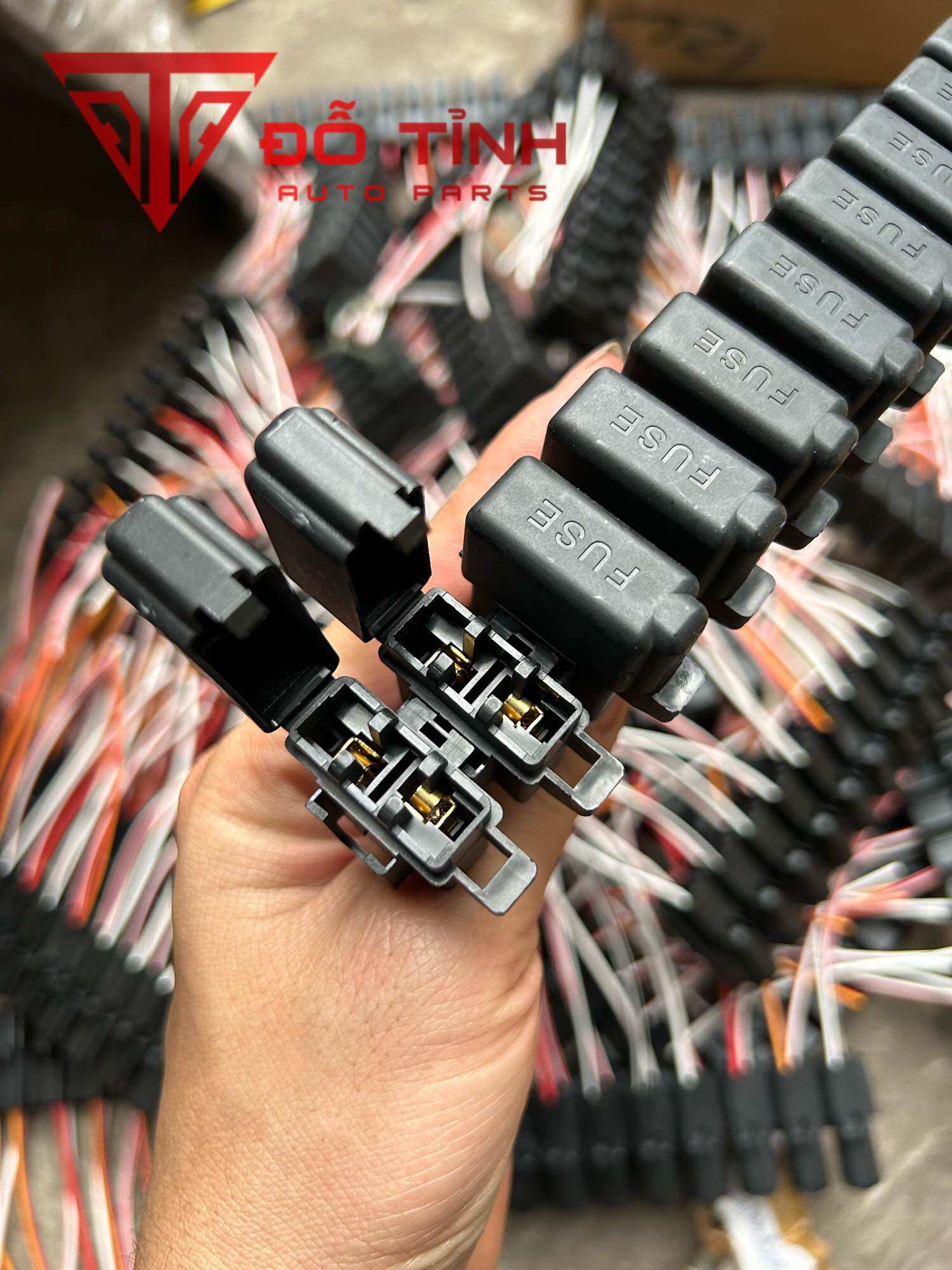 Chân cắm cầu chì ô tô. Giắc cầu chì thẳng có nắp đậy.
