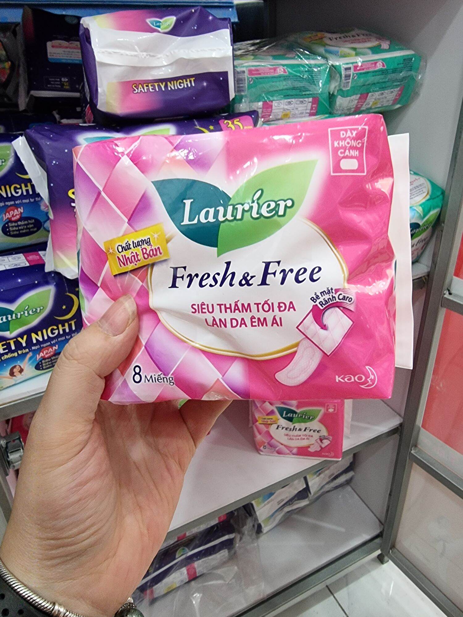 Băng vệ sinh Laurier dày không cánh 8 miếng