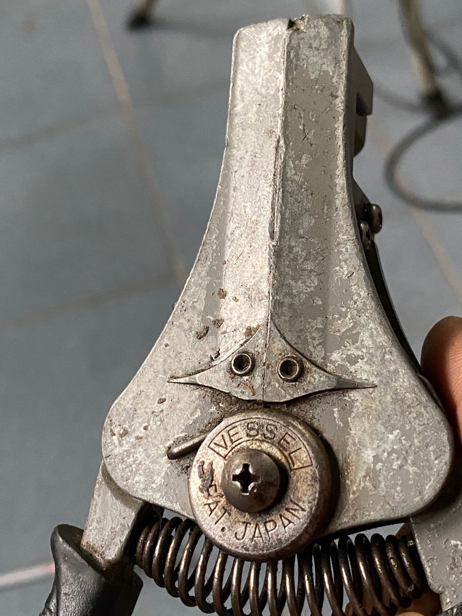 Kềm tuốt dây điện Vessel.