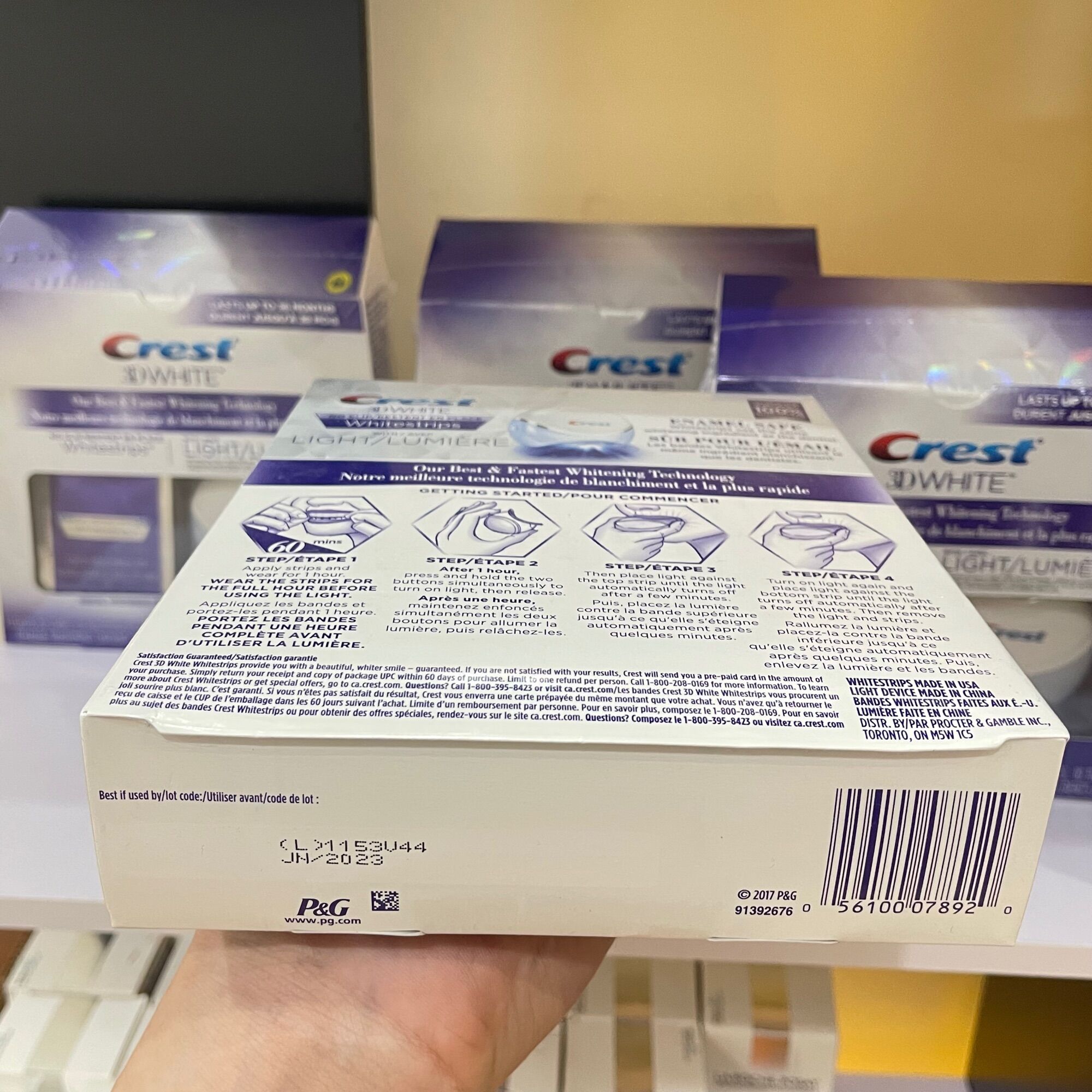 Miếng dán kèm máy chiếu làm trắng răng Crest 3D White 20 Whitestrips & 1 Light