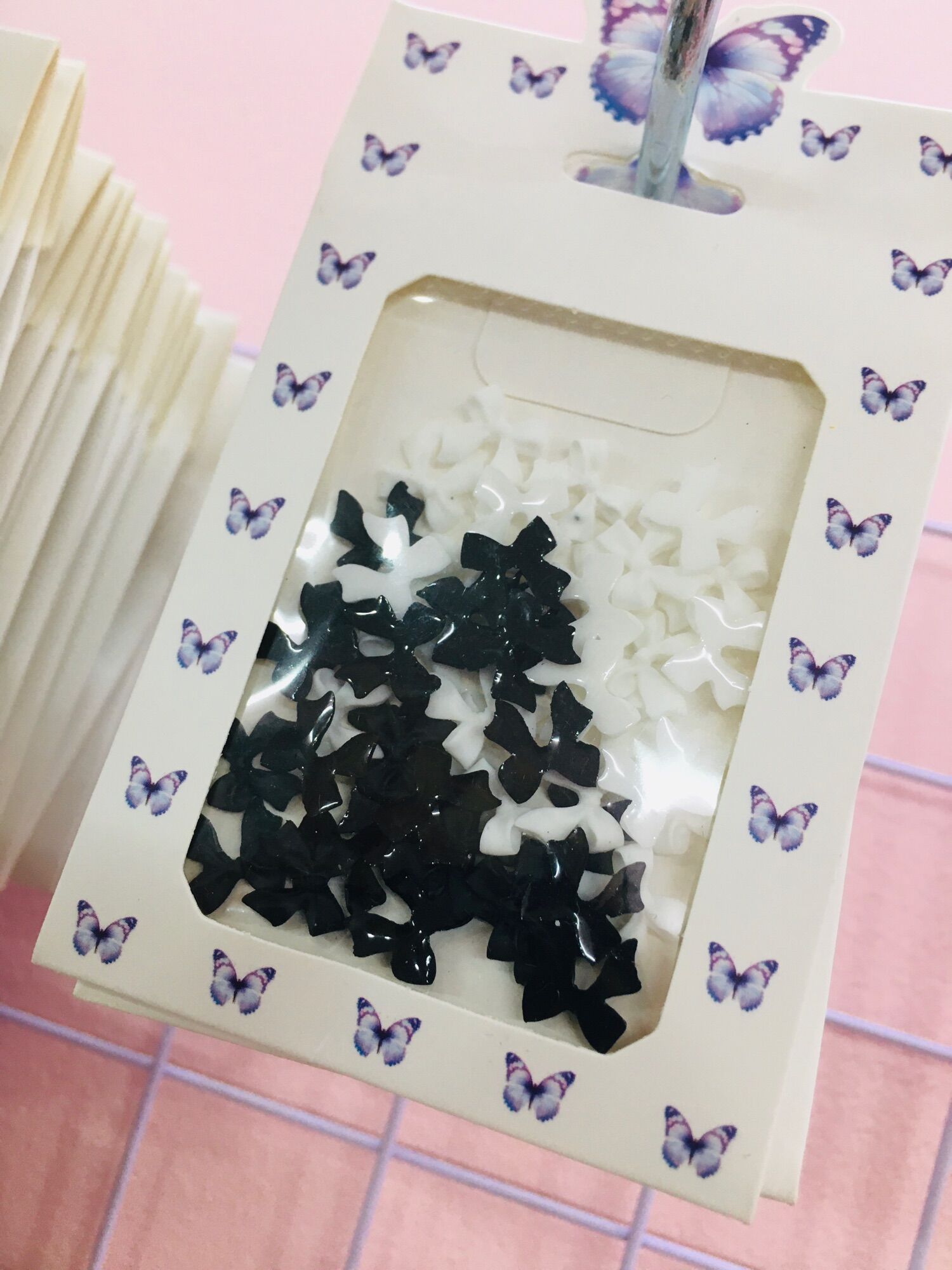 Charm nơ trắng/đen làm nail