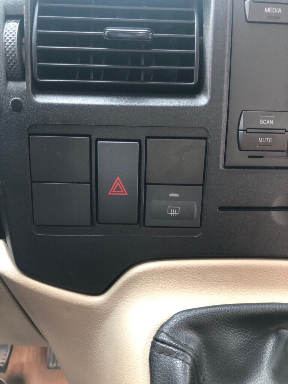 Nút nhựa chờ vị trí Taplo xe Ford transit . chắc chắn nhiều anh em cần :))