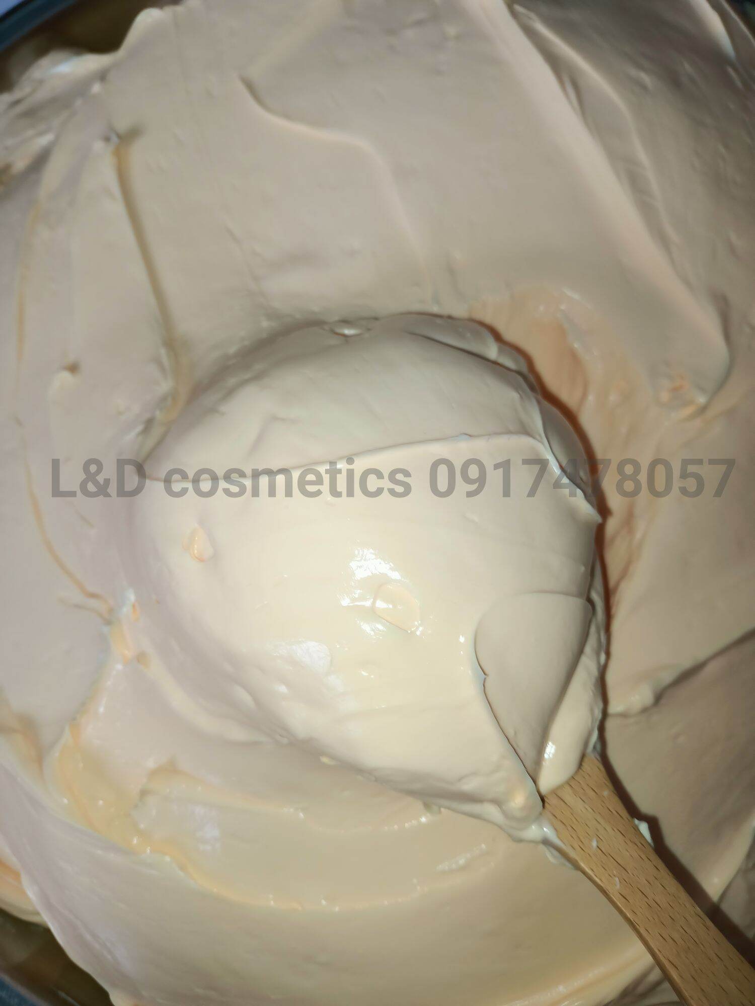 cốt kích trắng sử dụng trực tiếp giúp dạ dưỡng ẩm , kích trắng, giúp da giảm sần da , khô da hoặc pha vào kem cốt giúp kem thấm nhanh , dễ thoa. nhập khẩu