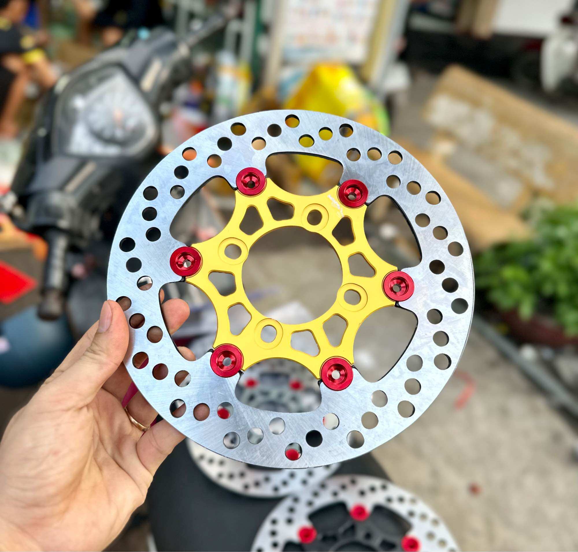 Đĩa thắng Brembo Moto 3 Khoen Đỏ 220mm