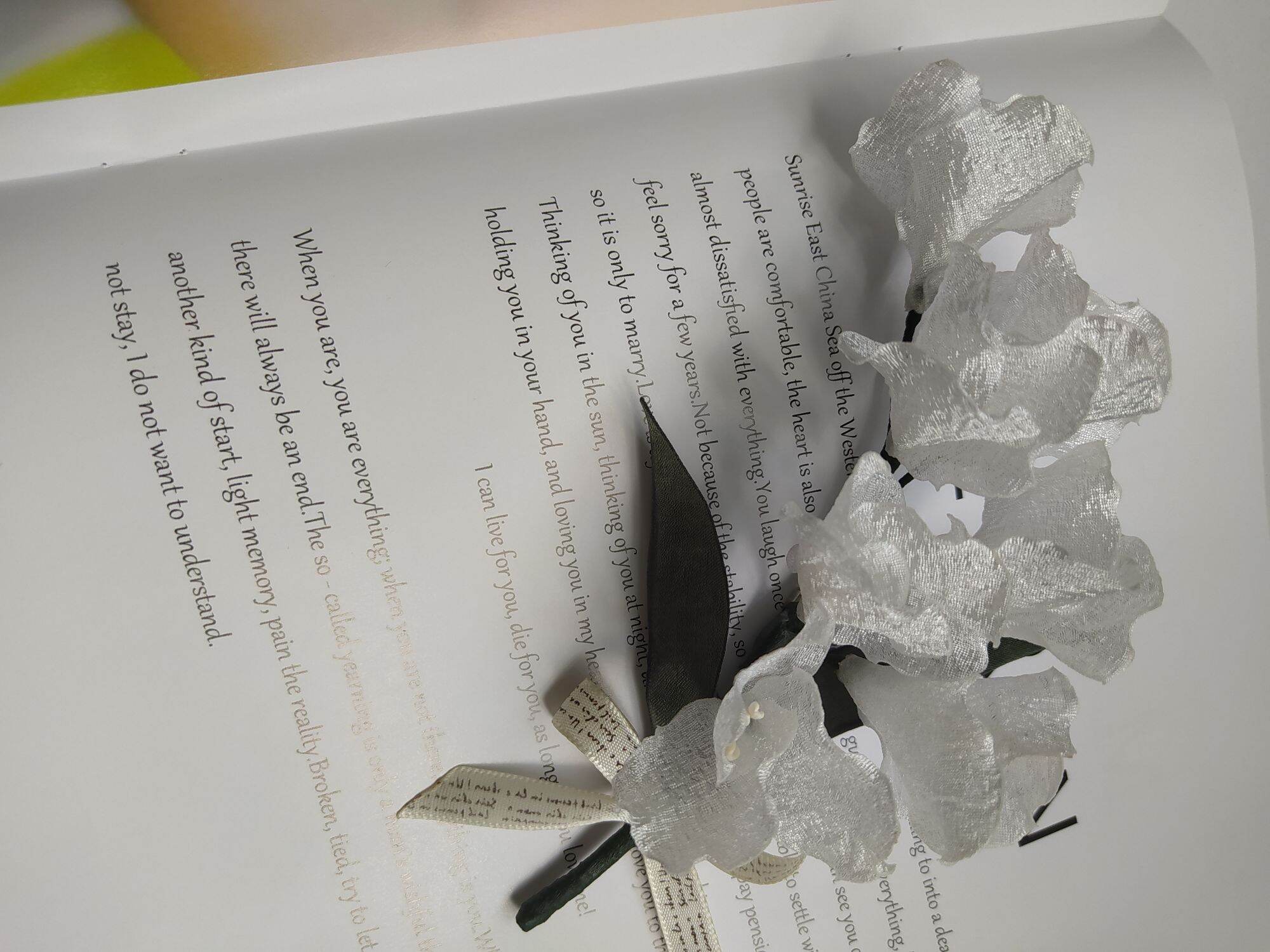 Hoa chùm cài áo handmade Canto màu trắng