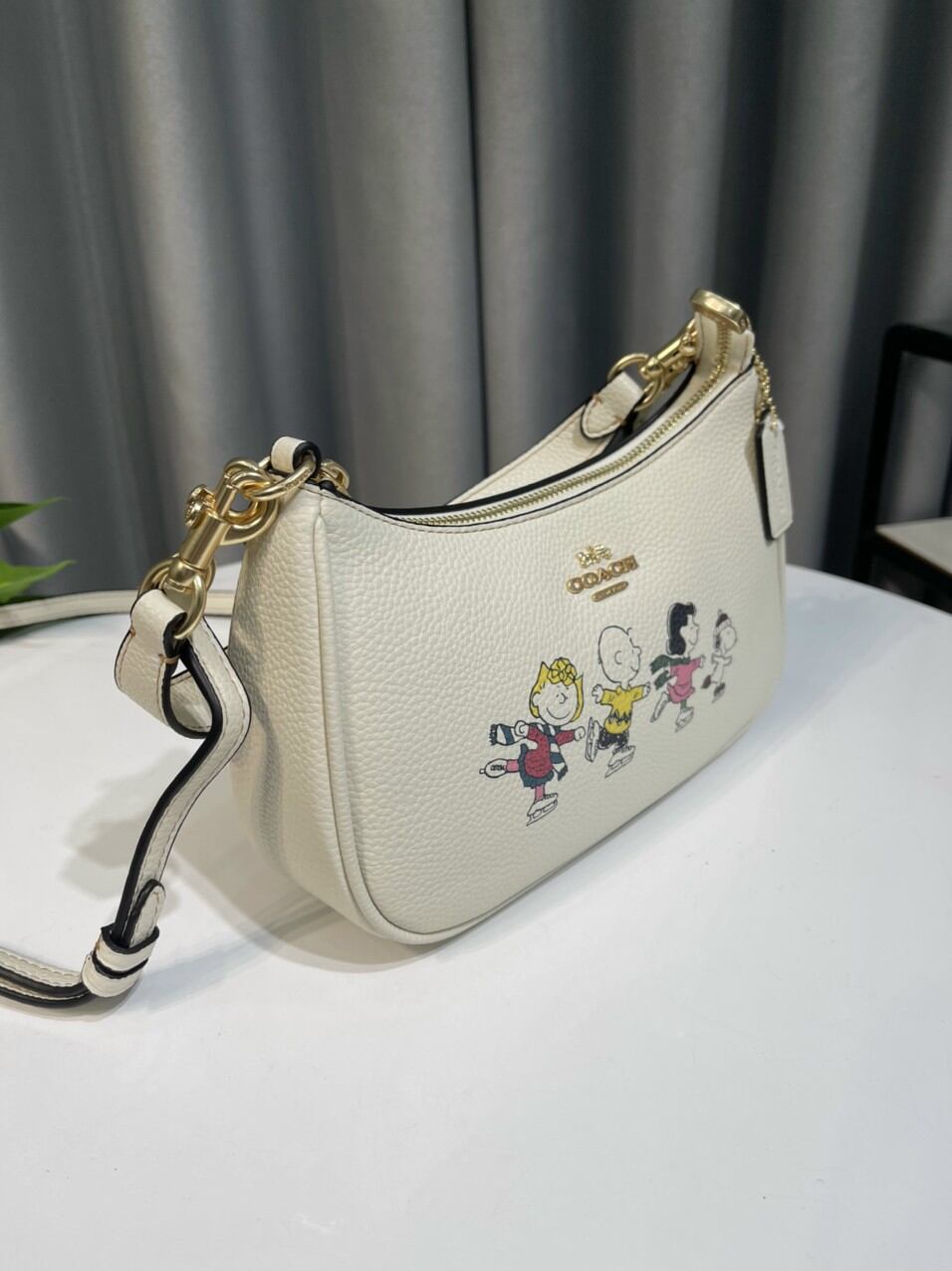 Coach X Peanuts Teri Shoulder kẹp nách sang chảnh