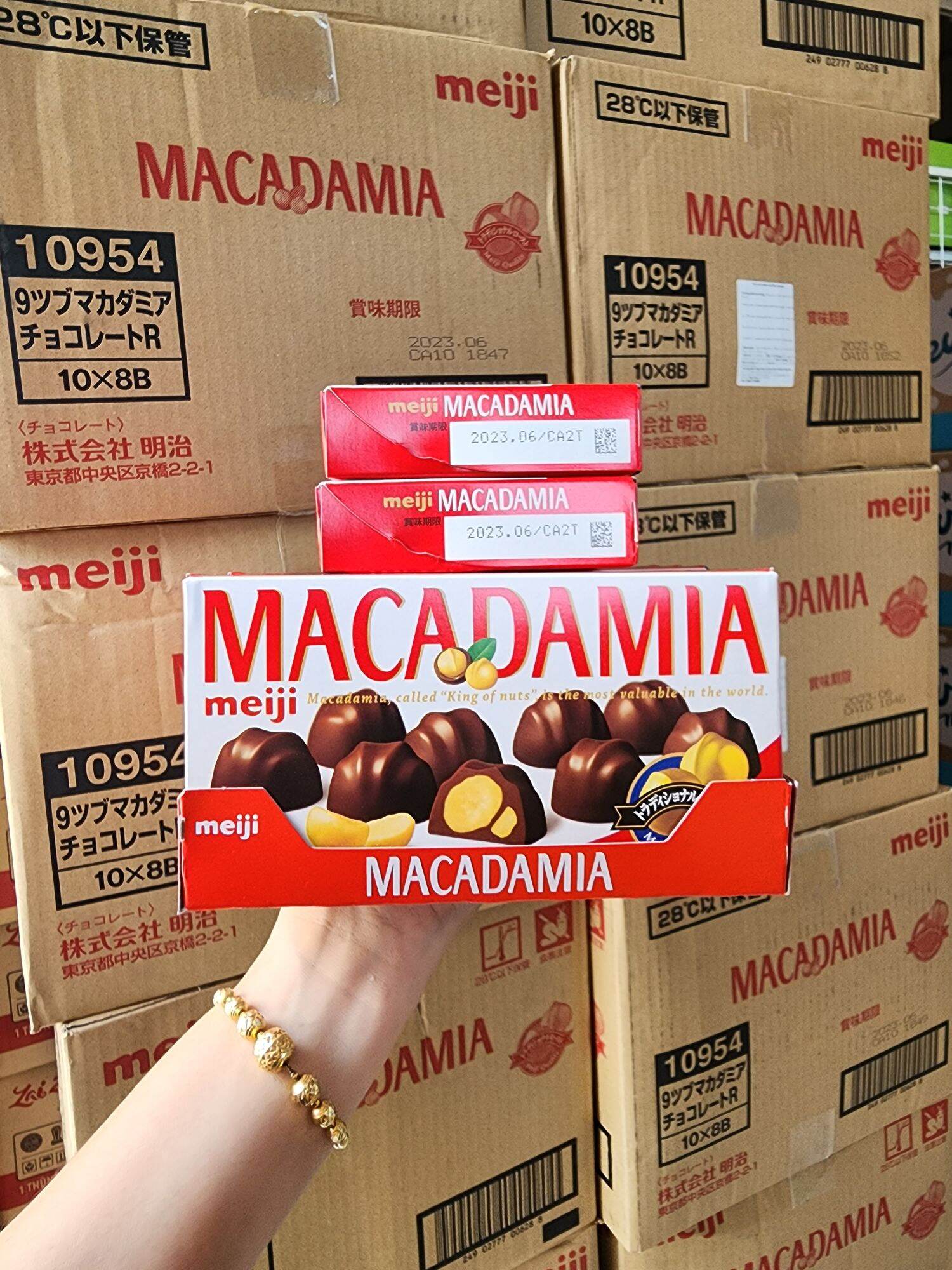 HỘP SOCOLA MEIJI Nhật Bản Macadamia 9 VIÊN.(HSD:6/23)
