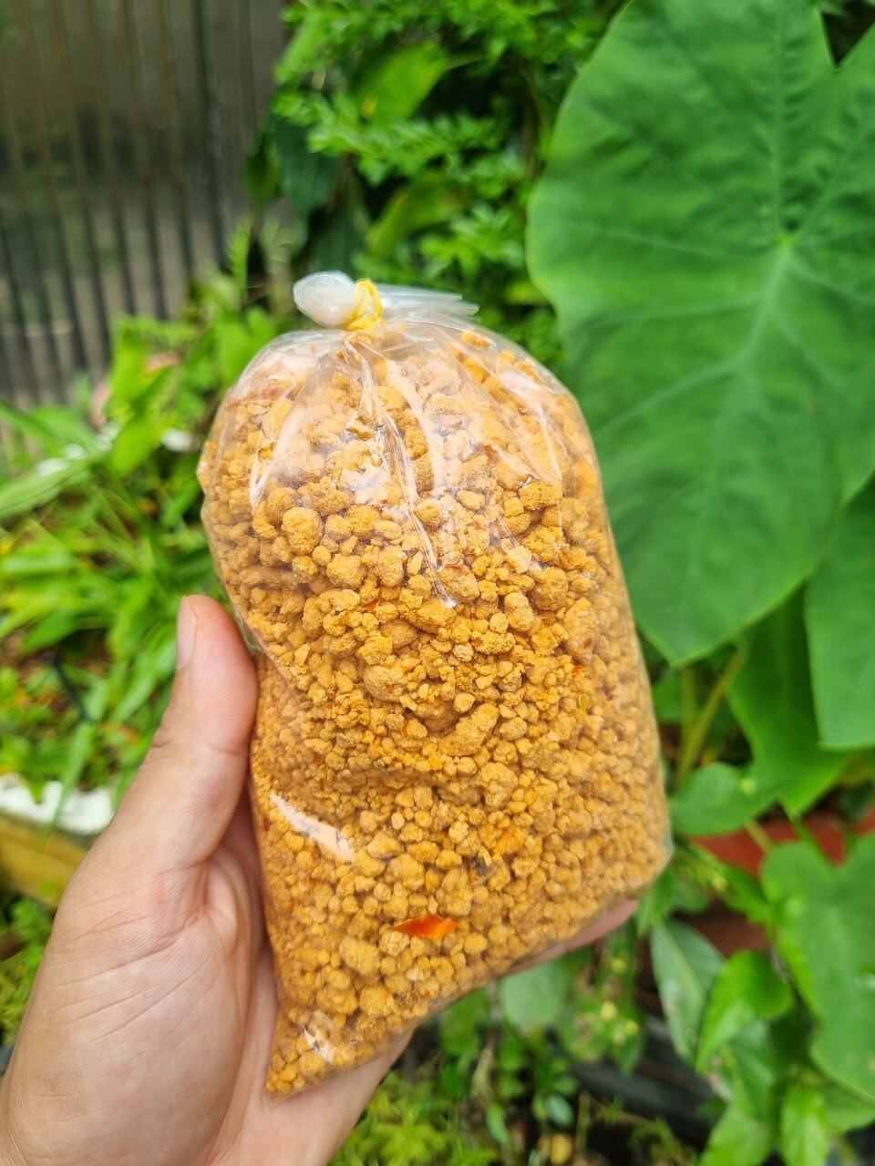 Muối tây ninh hủ 200gr, bịch 500gr. Muối ớt tây ninh siêu ngon, đặc sản tây ninh. Muối tây ninh chay mặn đều dùng được. Muối tây ninh nhuyễn.