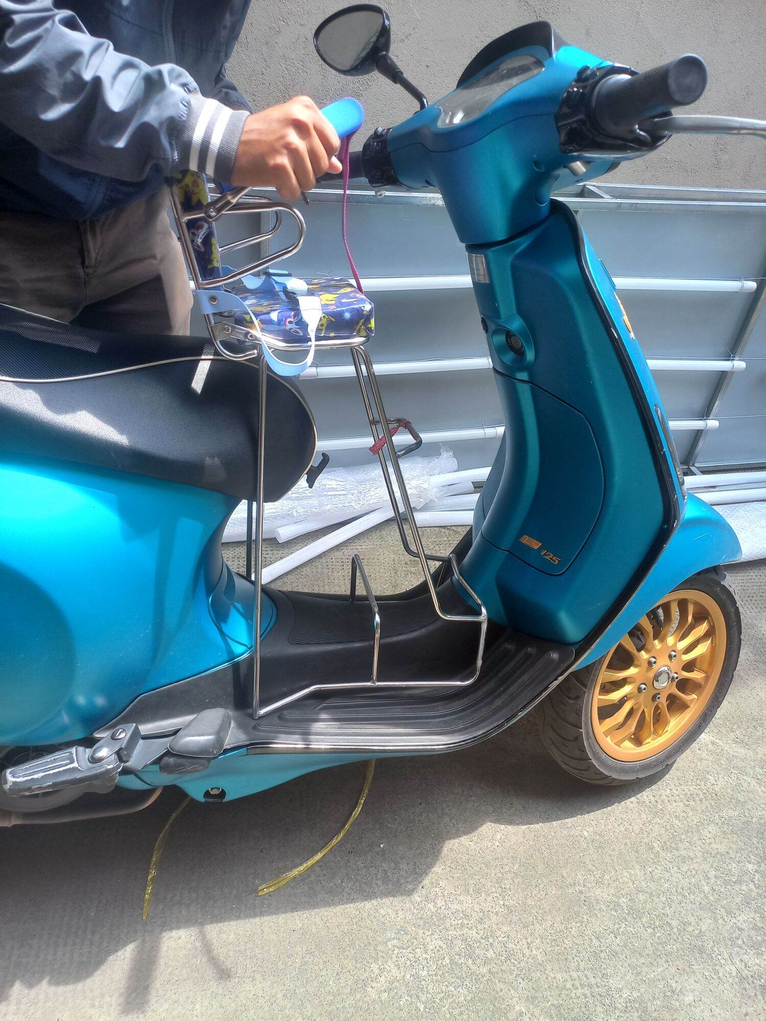 Ghế ngồi xe máy cho bé xe Vespa LX 125 - GTS - Piaggio - Sprint - Primavera có tựa vòng - đai