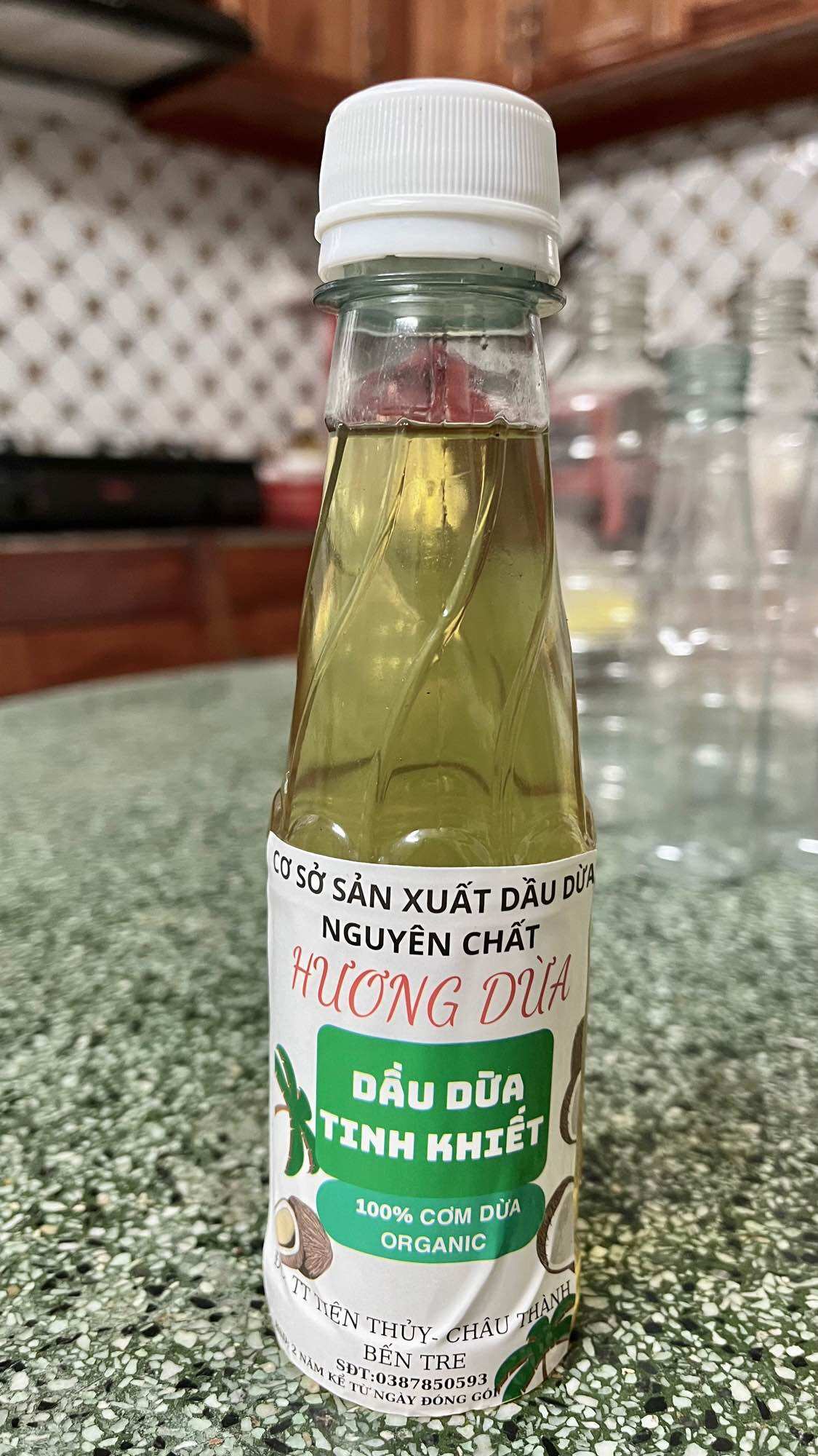 Dầu dừa nguyên chất organic nấu thủ công rất thơm chai 200ml ,dùng để làm đẹp và nấu ăn