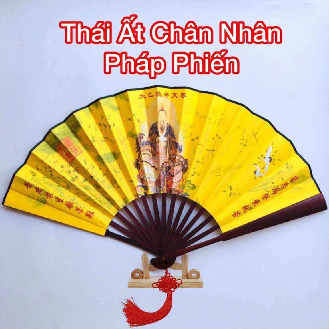 Quạt lụa Thái Ất Chân Nhân lụa phiến tặng kèm kệ gỗ