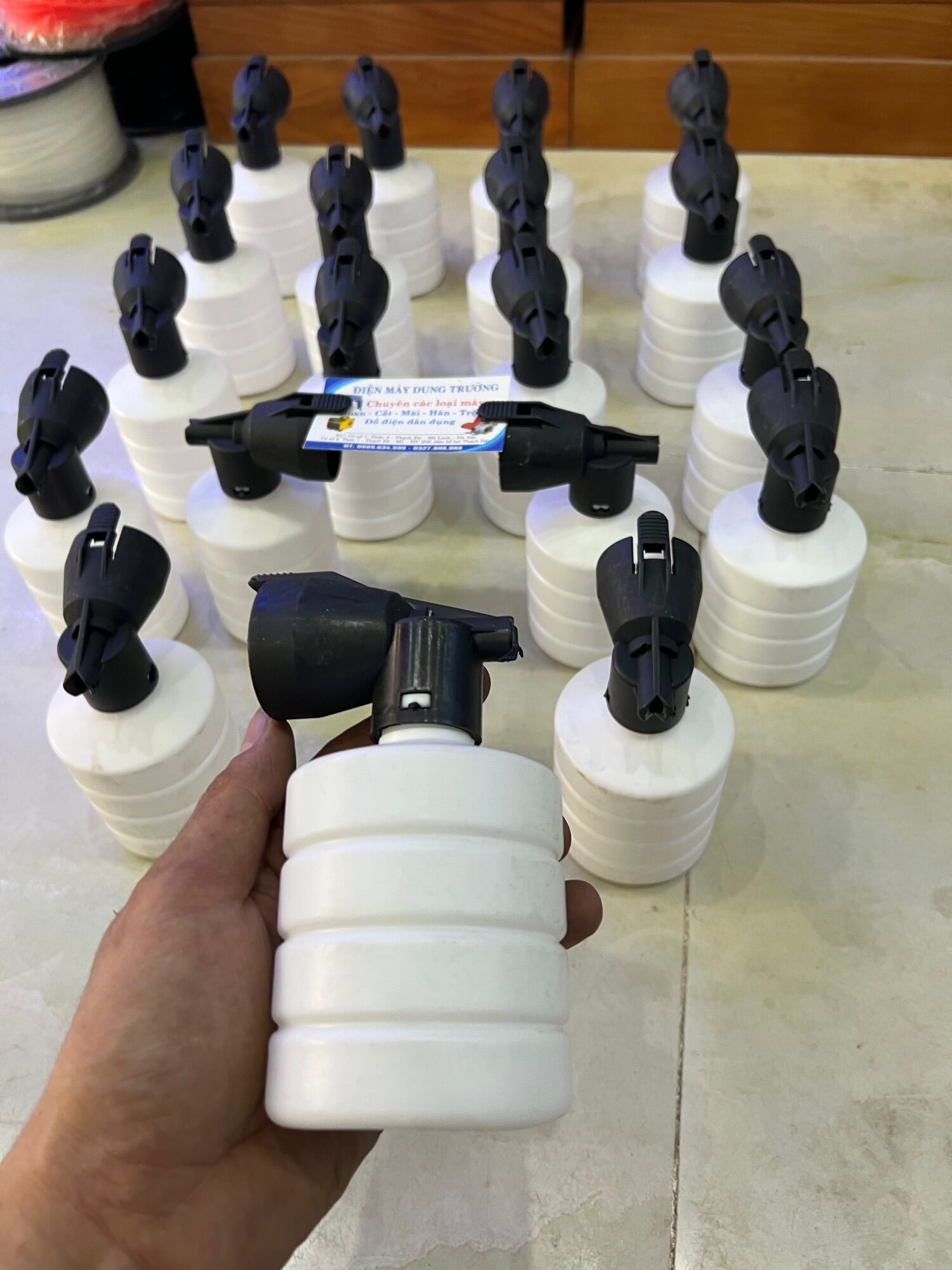 Bình tạo bọt tuyết mini gắn vòi sịt máy rửa xe