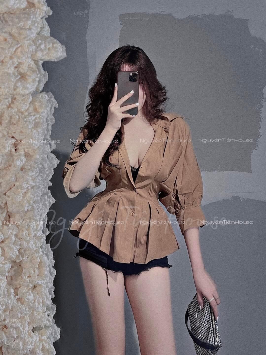 Áo sơ mi xếp ly eo màu nâu xinh đẹp