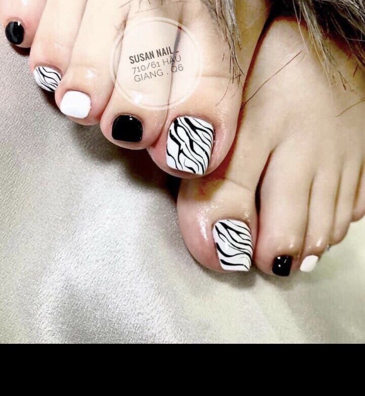 Nailbox Bộ 24 móng úp chân thiết kế sẵn/ móng chân giả màu trắng đen
