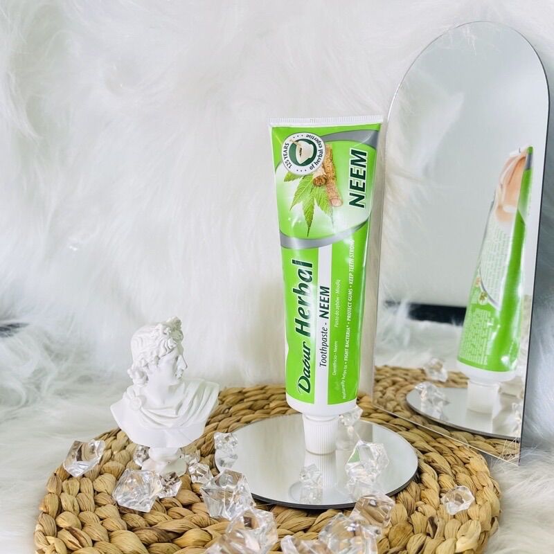 Kem đánh răng Dubai Dabur Herbal chiết xuất từ lá Neem 155g