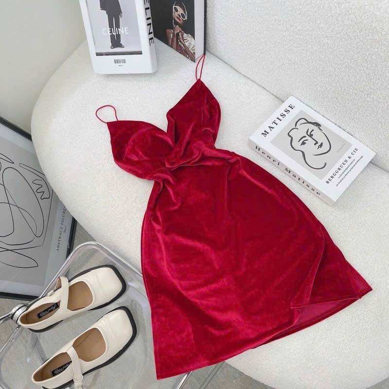 Váy nhung xẻ tà hở lưng cổ đổ - đầm nhung