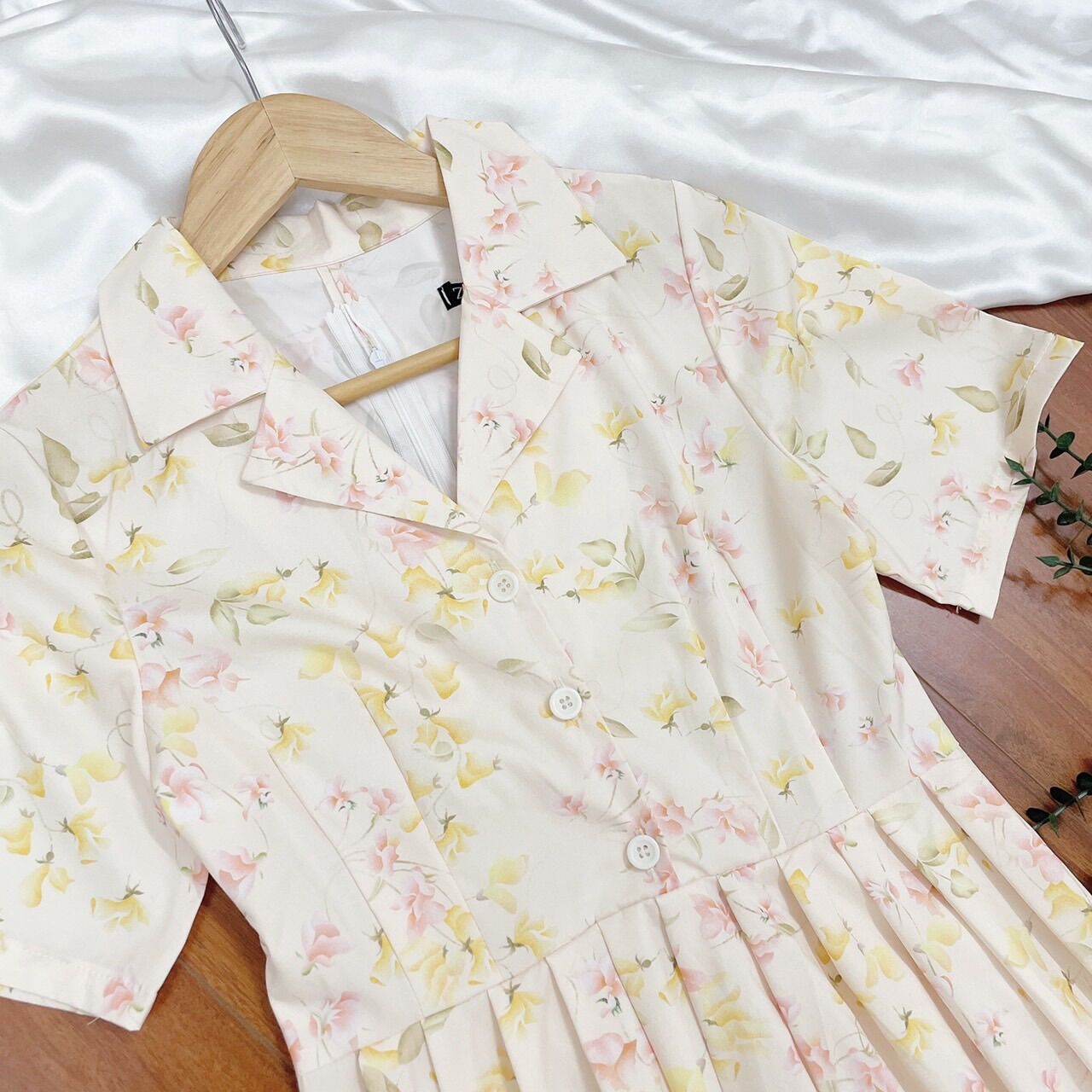 Đầm nữ hoa vàng chân dập ly cổ vest