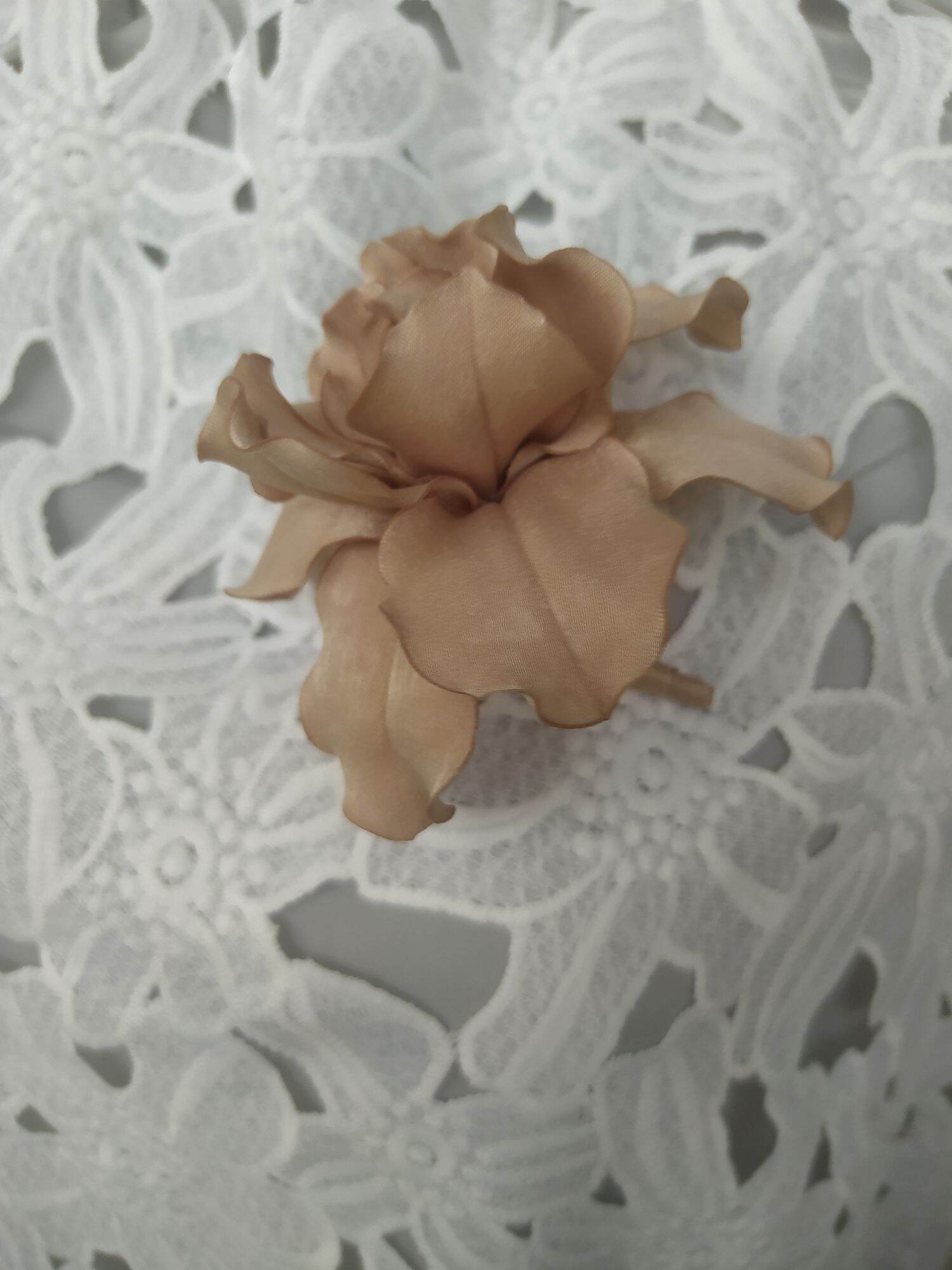 Hoa diên vĩ cài áo handmade Canto màu nu