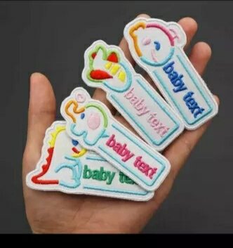 Bảng tên cute cho bé gắn cặp balo mền gối trang trí.