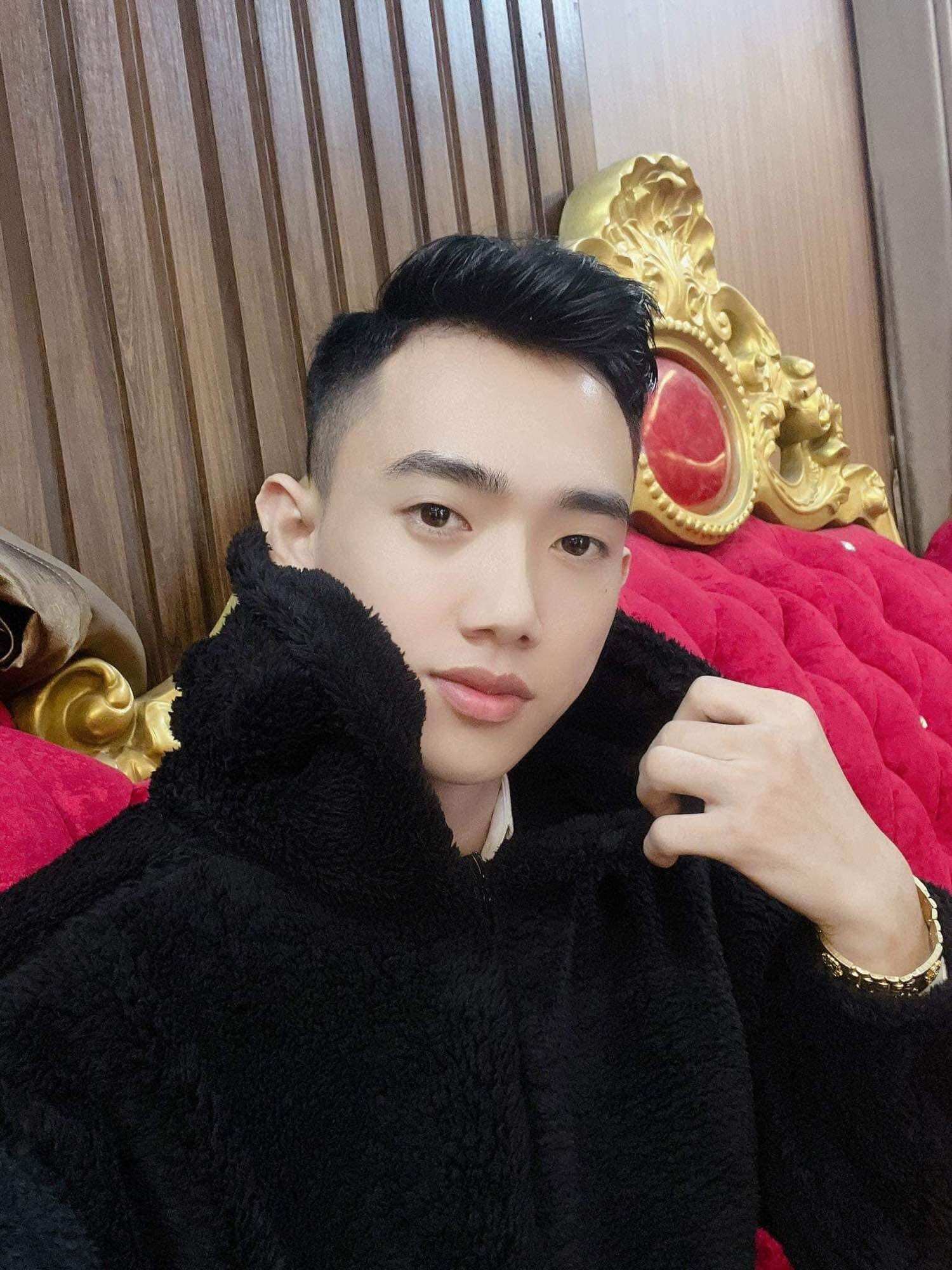 Áo khoác lông đen trơn có mũ
