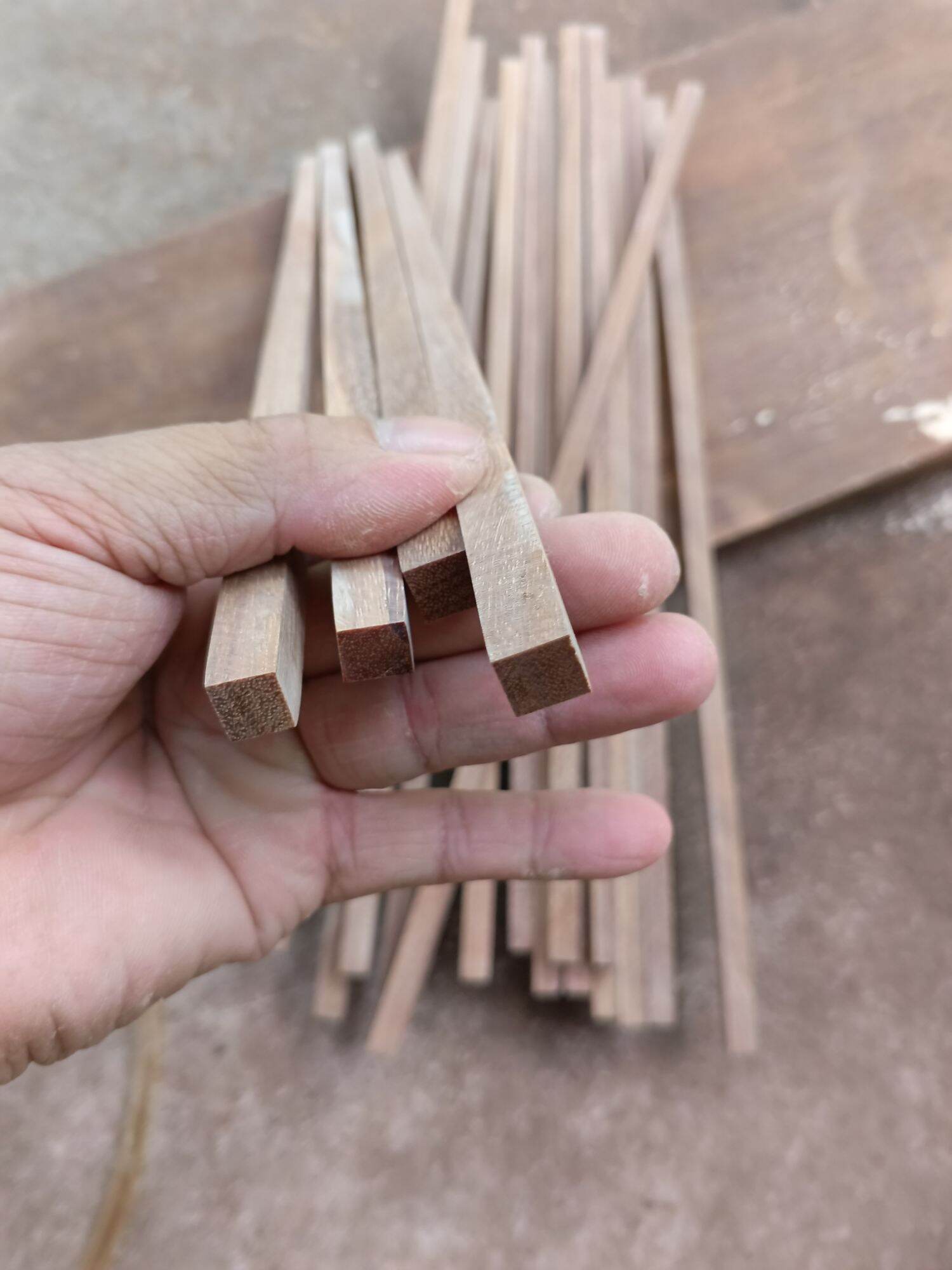 thanh gỗ lim campuchia vuông ~0,8cm