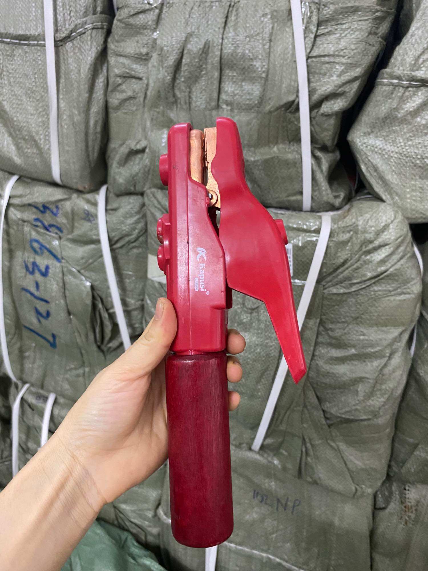 Kìm hàn cán gỗ 600A dùng cho máy hàn Que