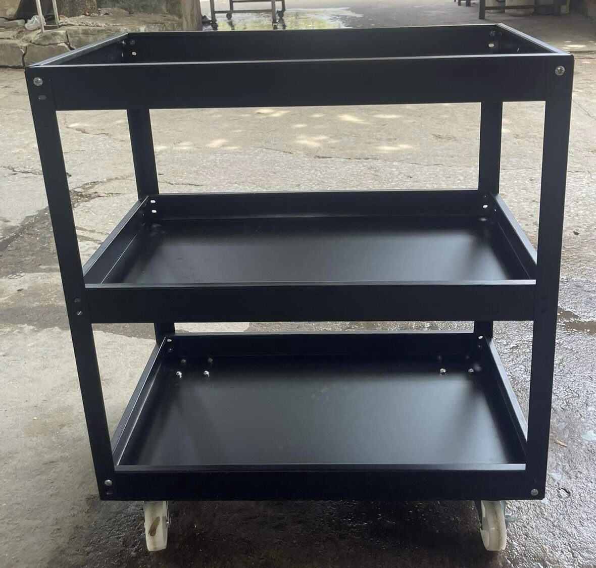 Xe đẩy 3 tầng để dụng cụ, đồ nghề sửa chữa có thiết kế bánh xe xoay di chuyển dễ dàng