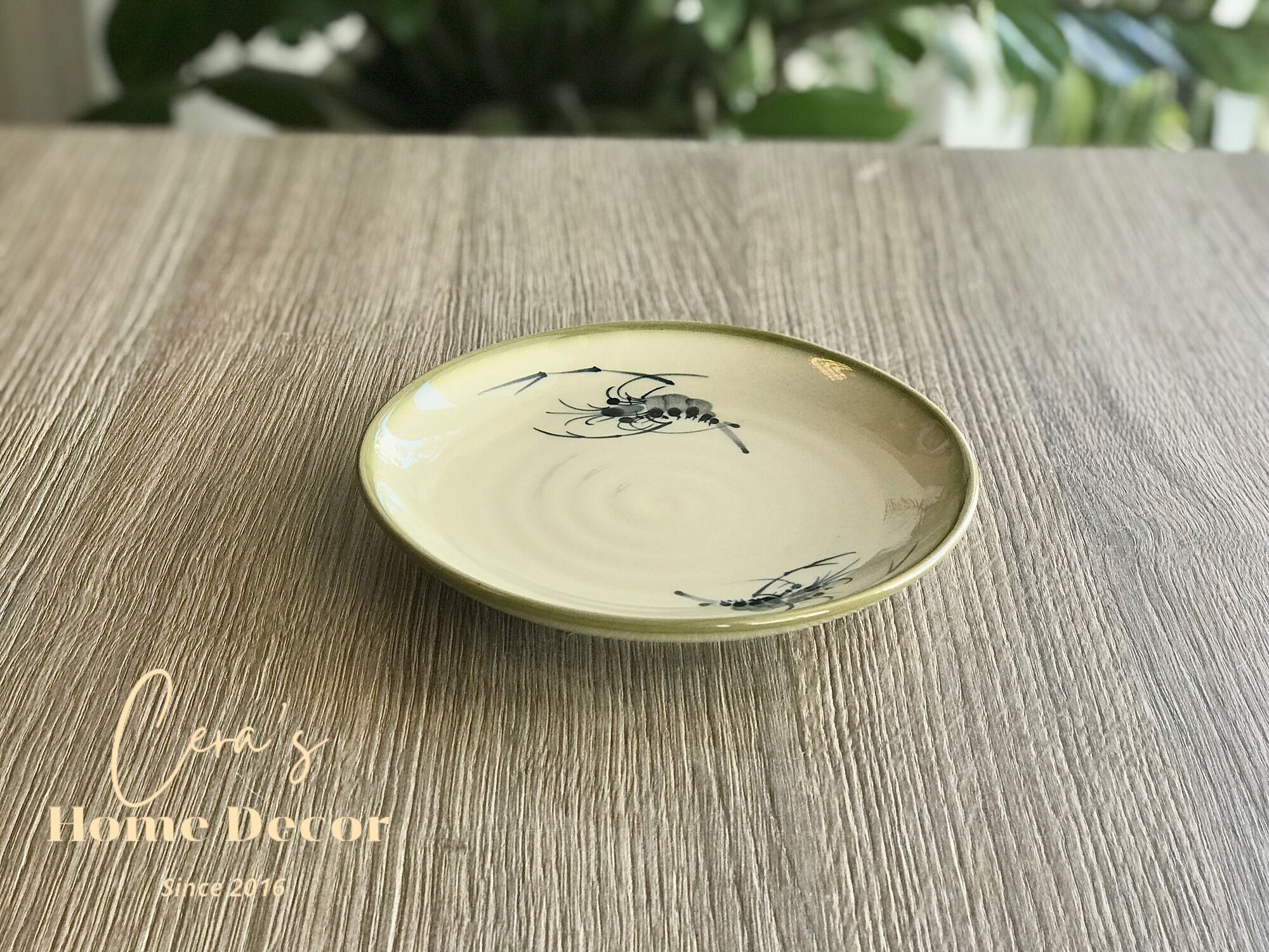 Đĩa tròn men ngà vẽ tôm Gốm Bát Tràng