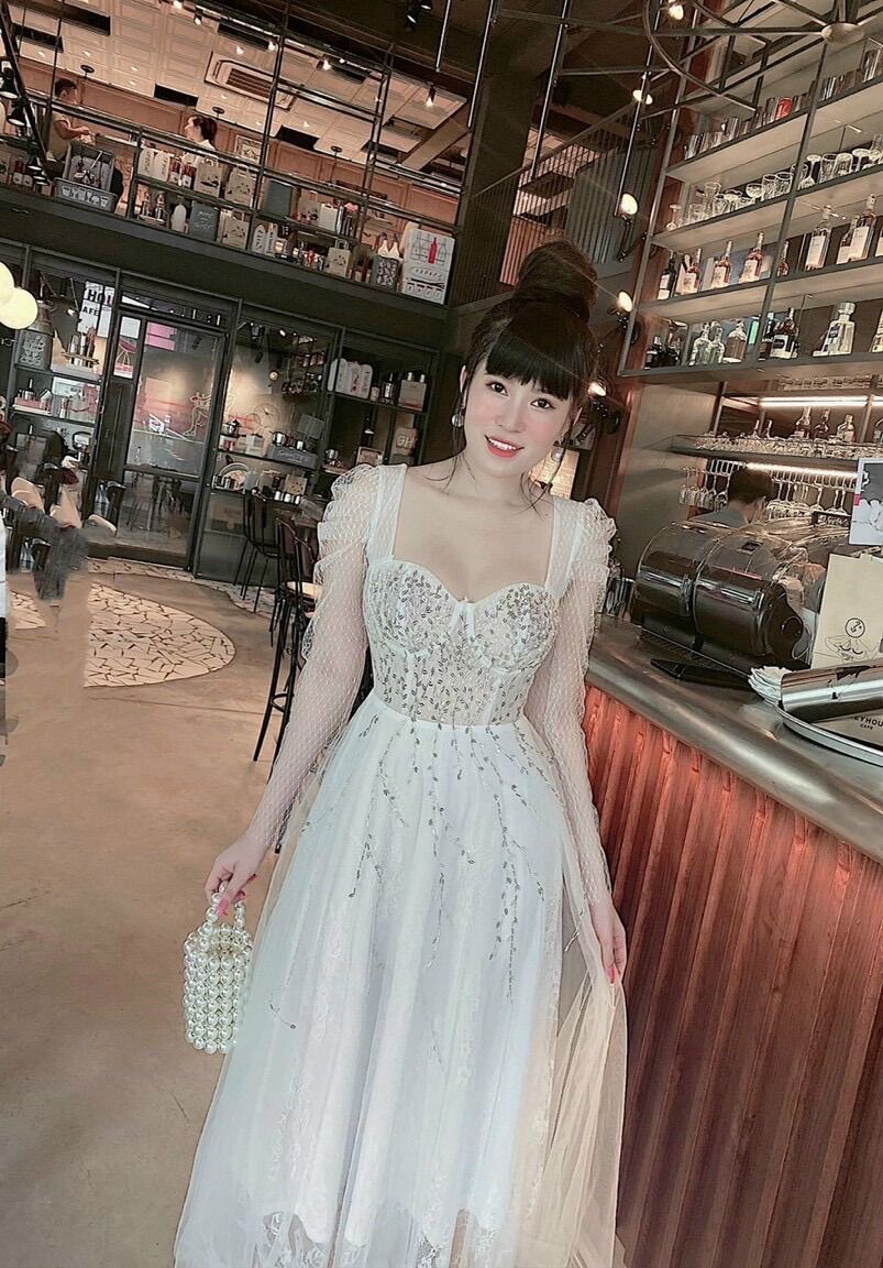 ĐẦM XOÈ REN MI TAY DÀI ĐÍNH ĐÁ