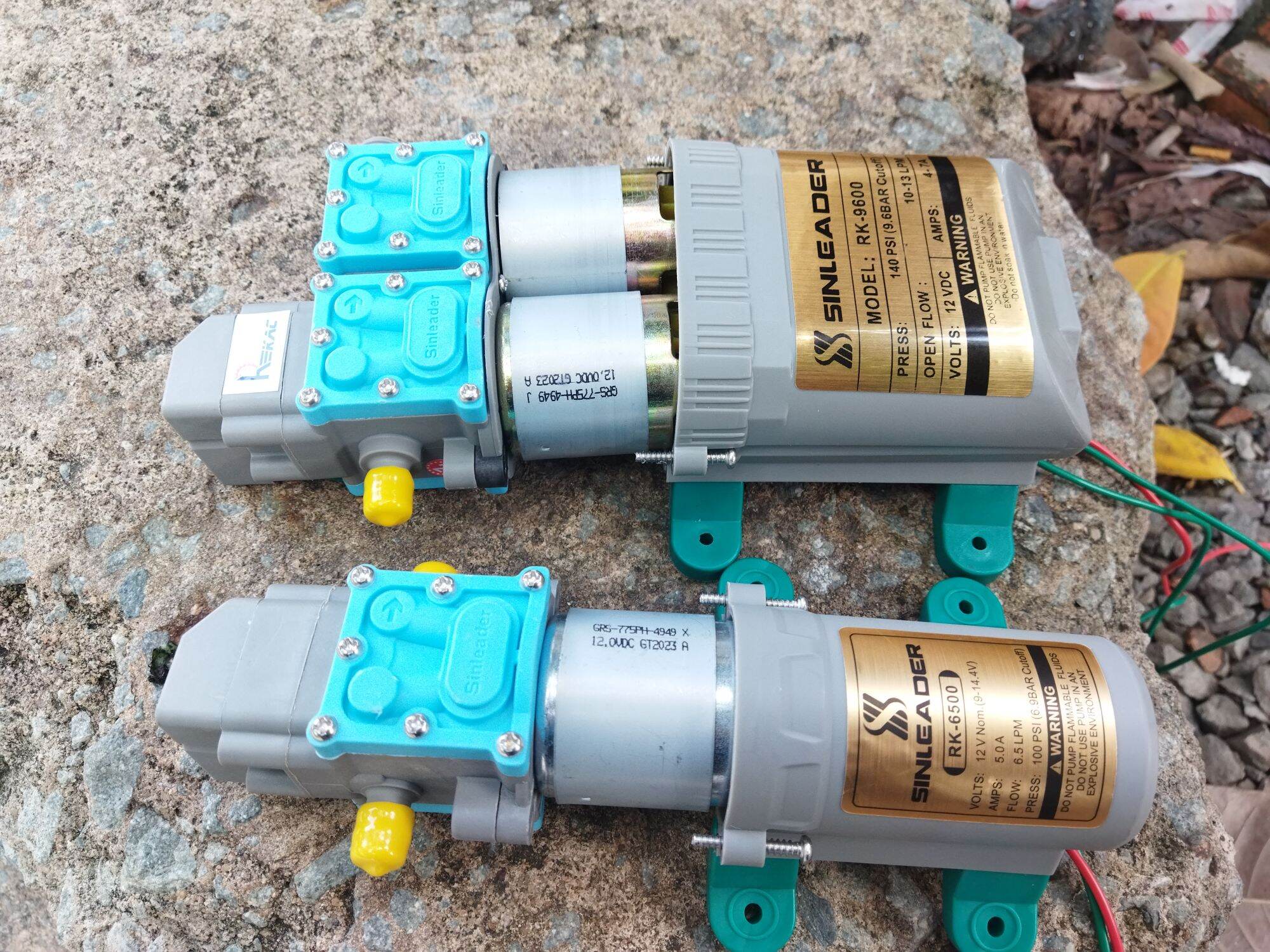 Máy bơm nước mini 12v phun sương, phun thuốc trừ sâu.