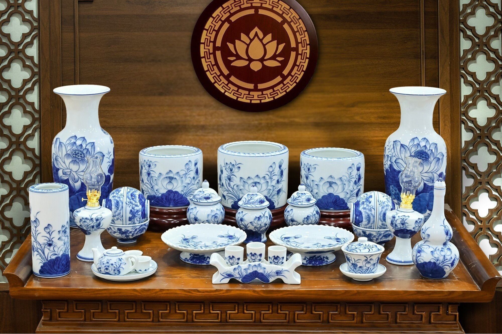 Bộ ban thờ gia tiên men lam, họa tiết vẽ kỹ thủ công hoa sen. Gốm sứ Bát Tràng.