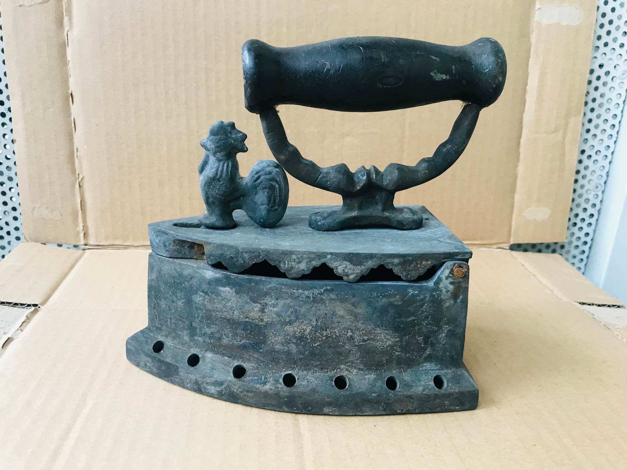 Bàn ủi con gà xưa cũ_shopdodongtienphan