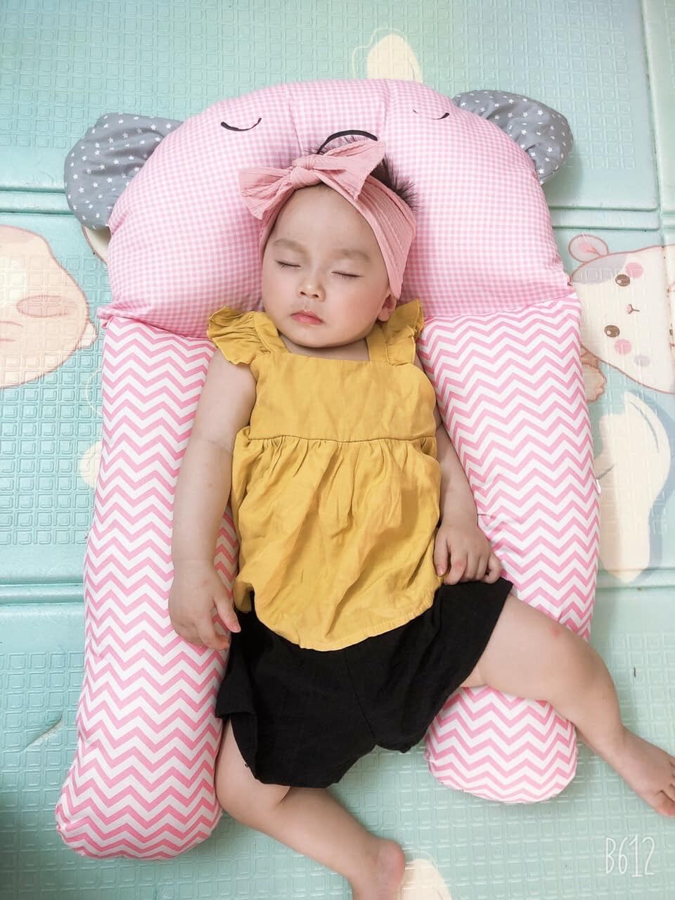 Gối ôm, gối chặn đa năng chữ U dành cho bé chống giật mình, méo, bẹp đầu ở trẻ làm từ 100% vải Cotton Hàn Quốc cao cấp, êm, mềm, mát, bông gòn 3d tinh khiết đã qua xử lý, phù hợp cho bé đến 2 tuổi, nhiều mẫu để chọn, giá rẻ, chất lượng, thoải mái giặt máy