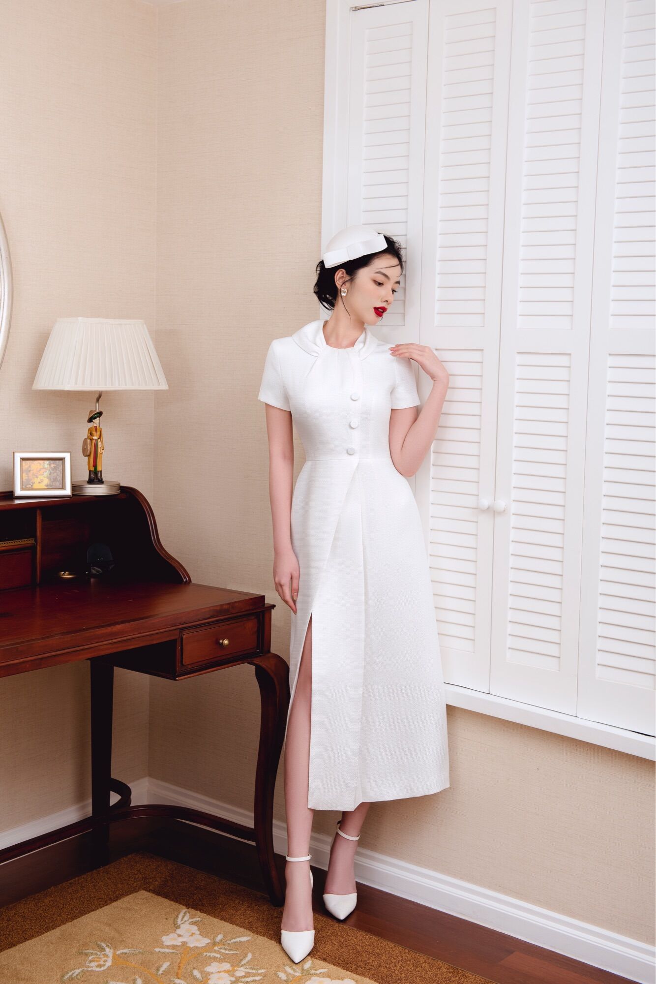 LARMES - Đầm trắng xếp li cổ Capella