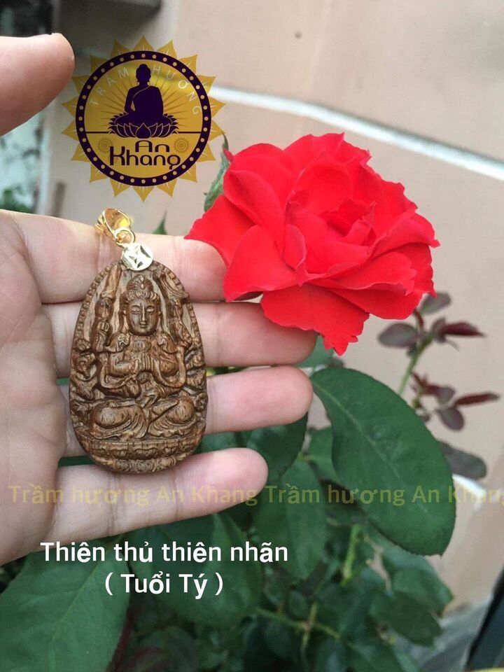 Mặt bản mệnh trầm tốc tự nhiên.