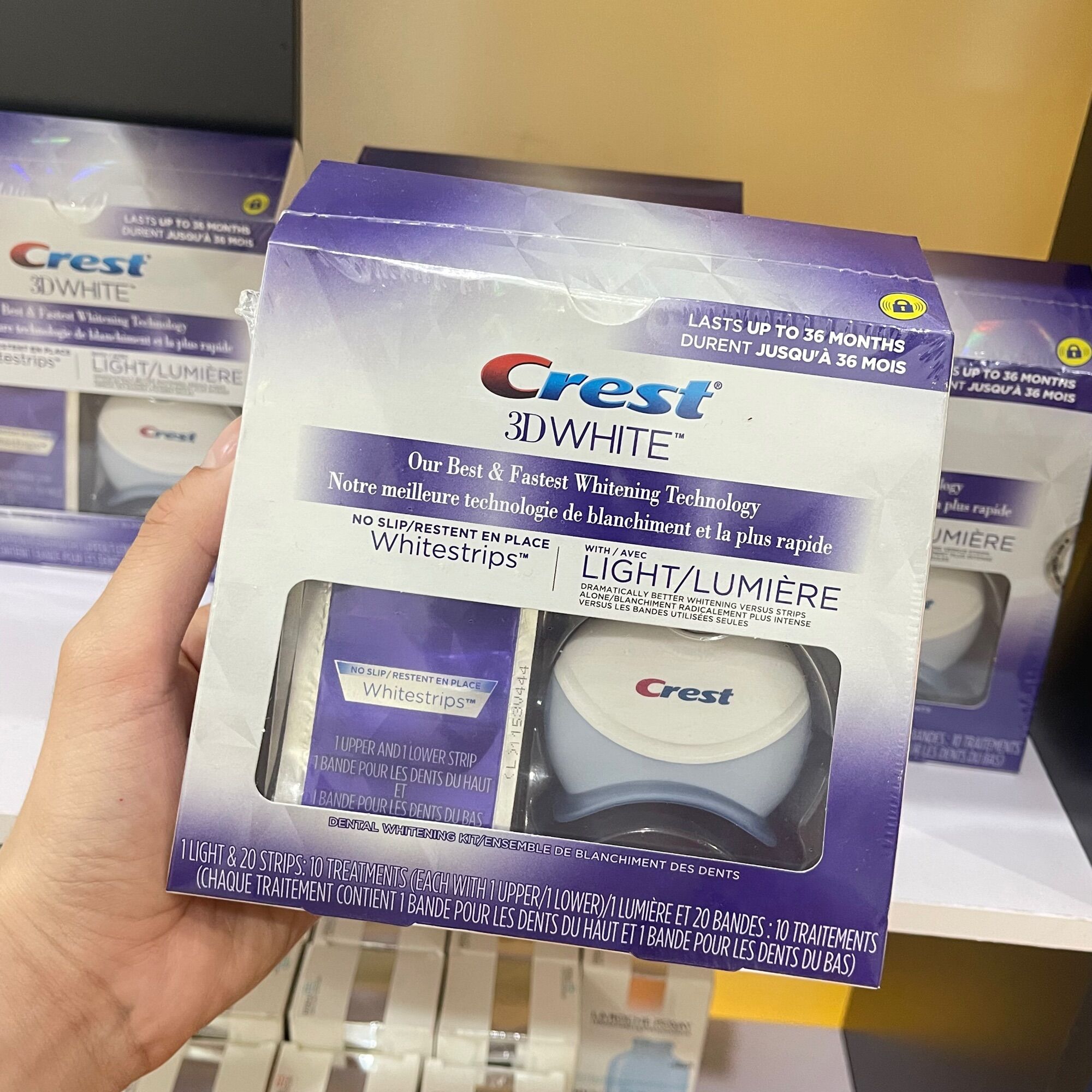 Miếng dán kèm máy chiếu làm trắng răng Crest 3D White 20 Whitestrips & 1 Light
