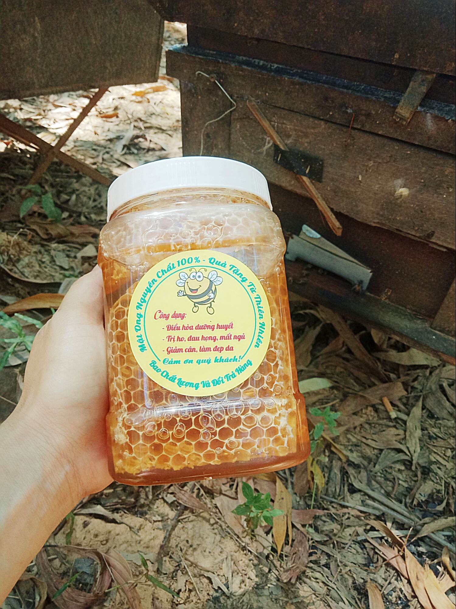 (HOTSALE) MẬT ONG NGUYÊN BÁNH TỔ (🔥 🔥MẬT ONG BÁNH TỔ TƯƠI🔥🔥
QUY CÁCH ĐÓNG GÓI 
📦HỘP 1.3KG GIÁ 150KHƯỚNG DẪN SỬ DỤNG:
🐝🍯Cảm giác đầu tiên khi thưởng thức mật ong bánh tổ là nó rất thật khi nhai đến phần sáp nó dẻo dẻo như kẹo cao su rất thú vị