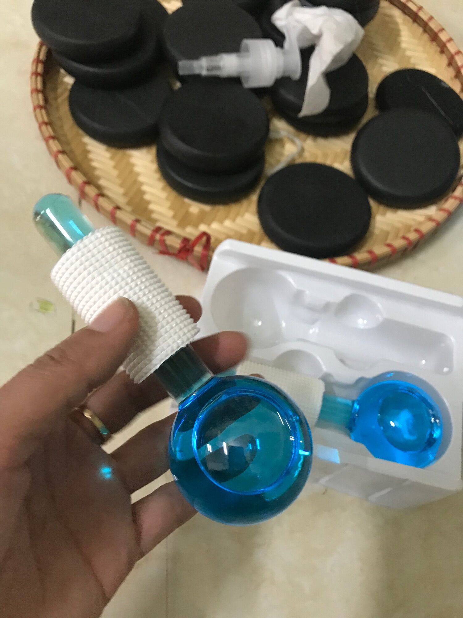 Quả cầu lạnh massage mặt đẩy tinh chất