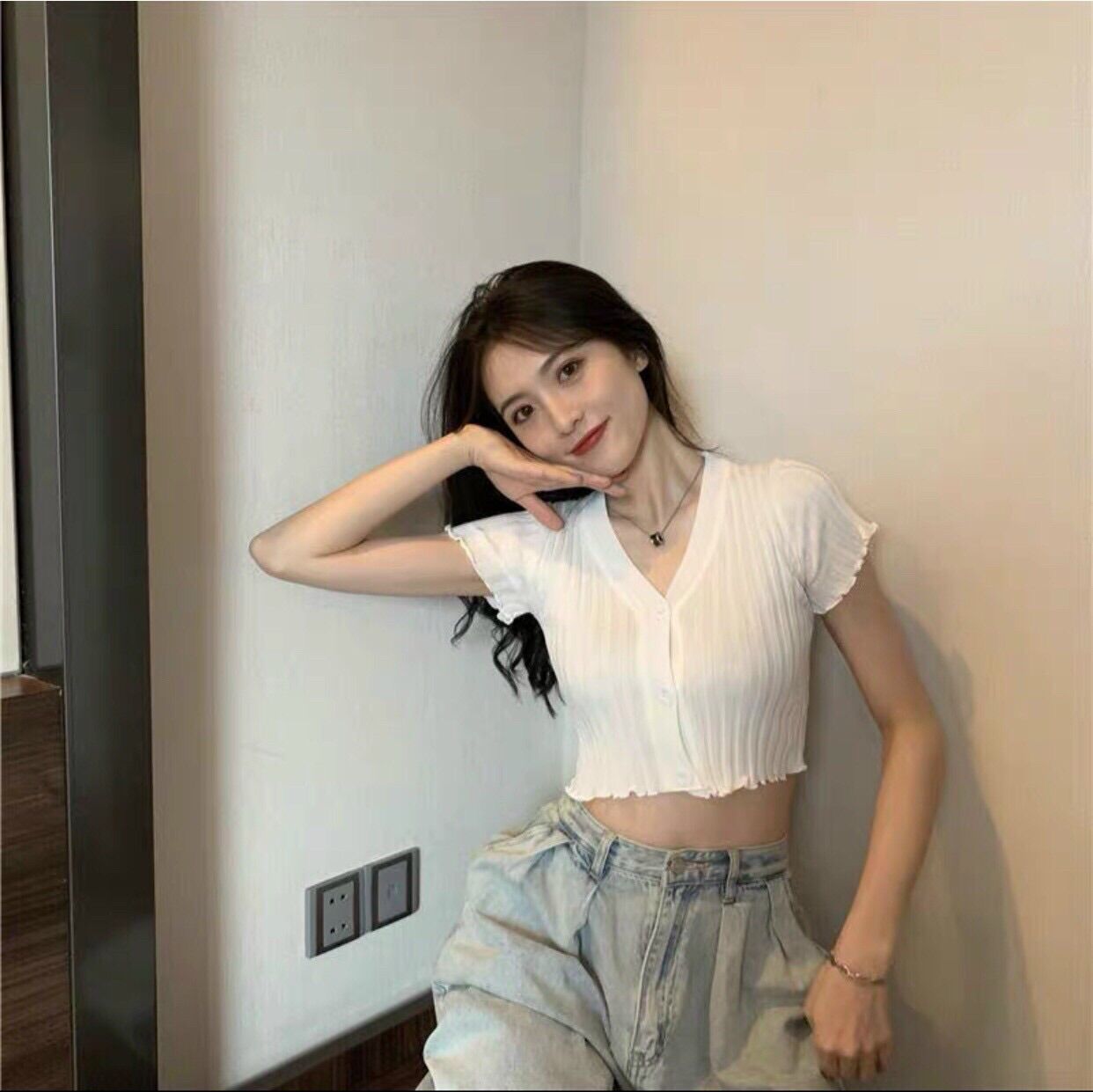 Áo len nữ cộc tay cài khuy dáng croptop