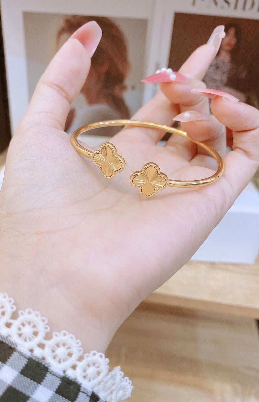 TTN7977 - Vòng tay titan VCA form hở (màu vàng)