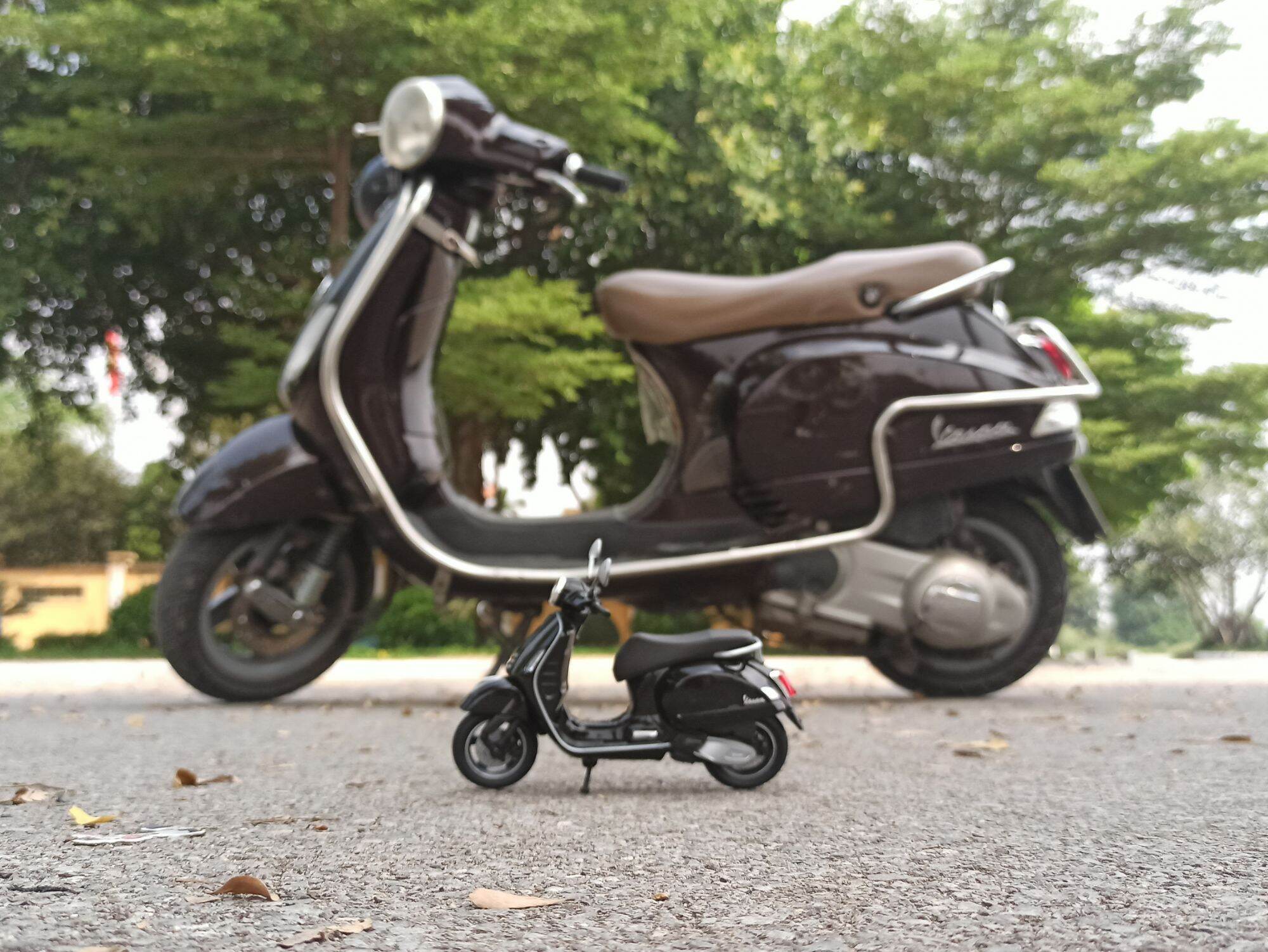 Mô hình xe máy Vespa GTS Super tỷ lệ 1/12