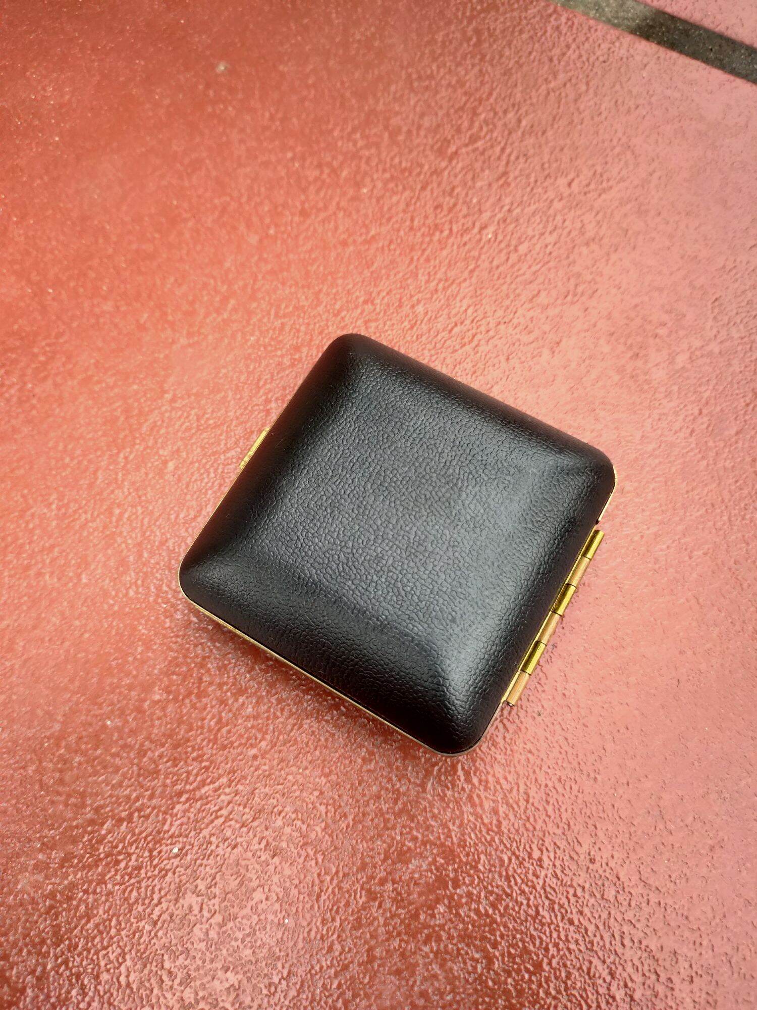 Đồng hồ để bàn seiko, citizen Cơ lên cót
Có báo thức,
Có thể thu gọn thành hộp, mở và thành để bàn,
Hình thức tương đối