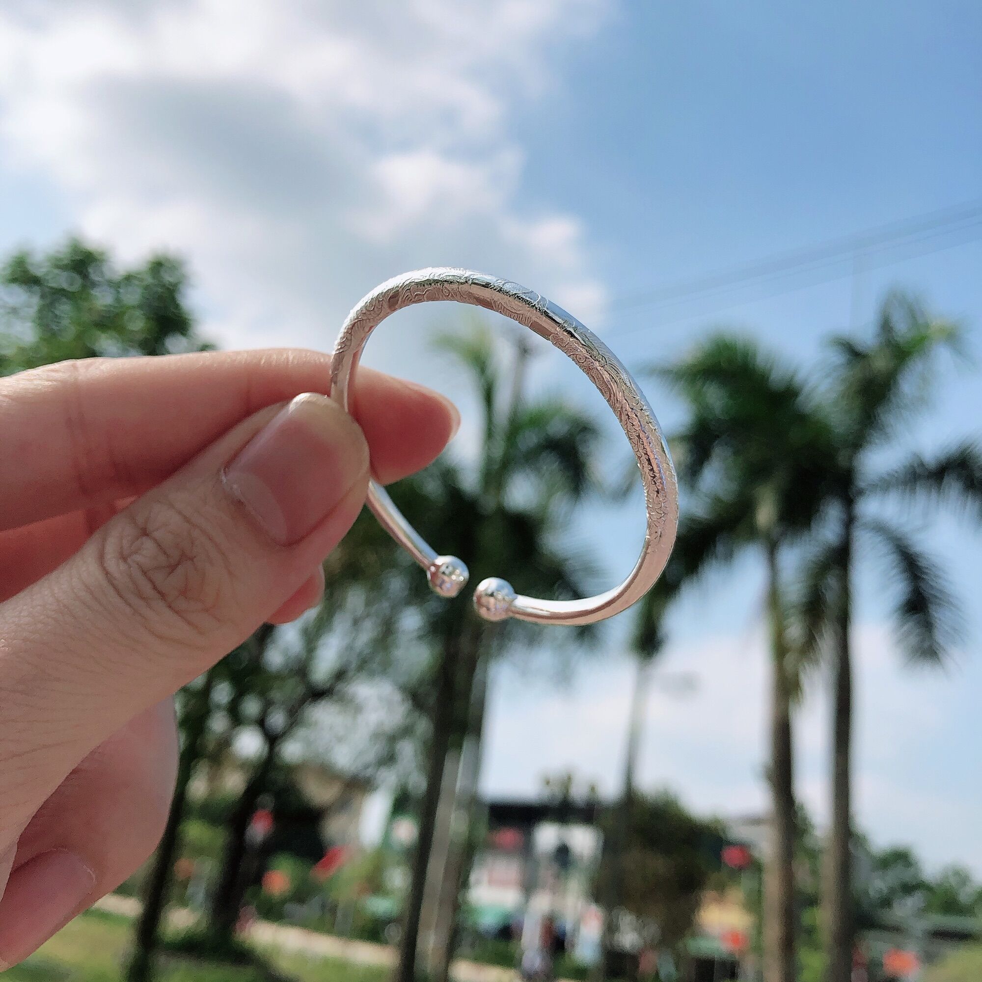Vòng bạc ta chạm hoa văn thủ công cho trẻ con